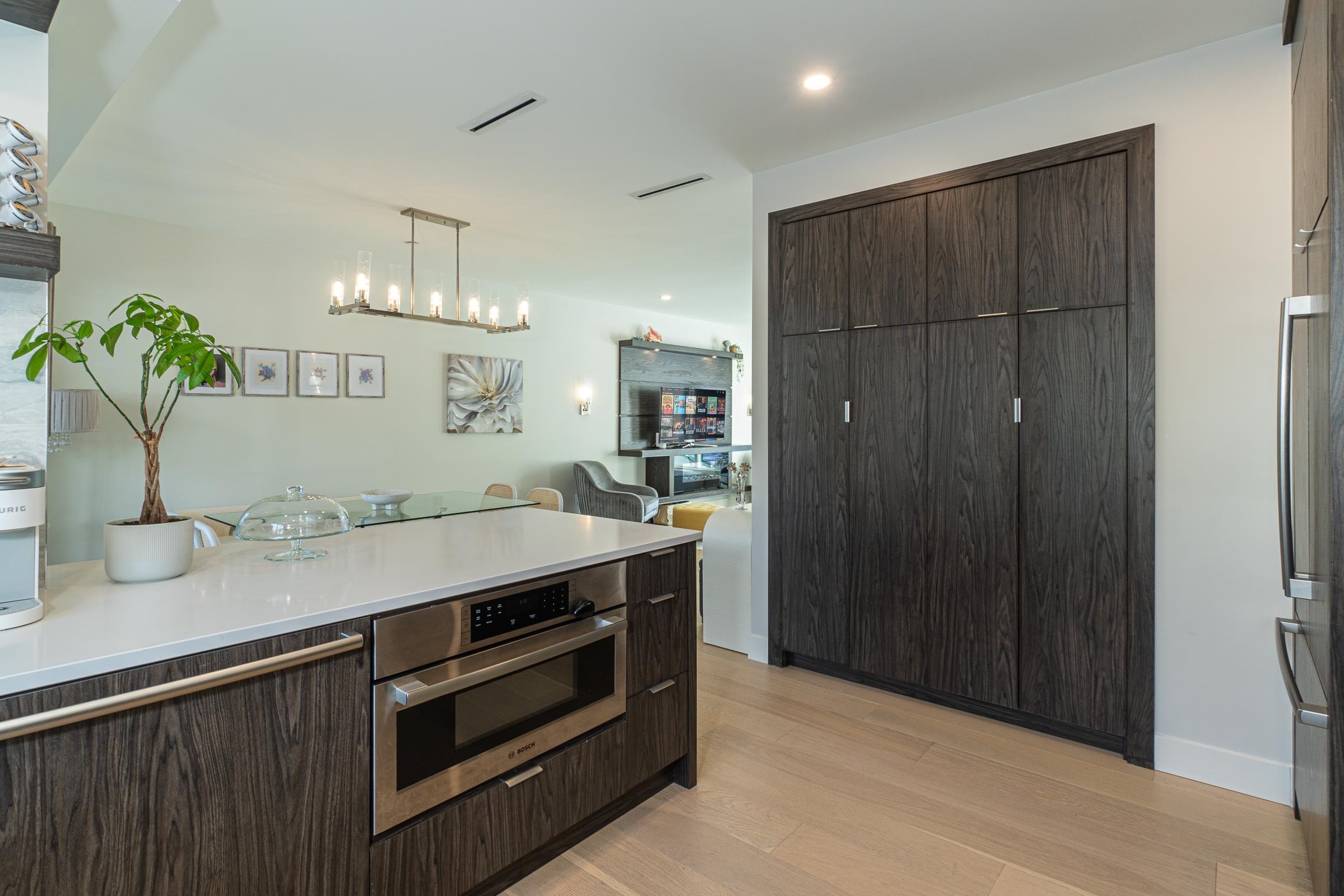 Listing image of 8 933 PREMIER STREET