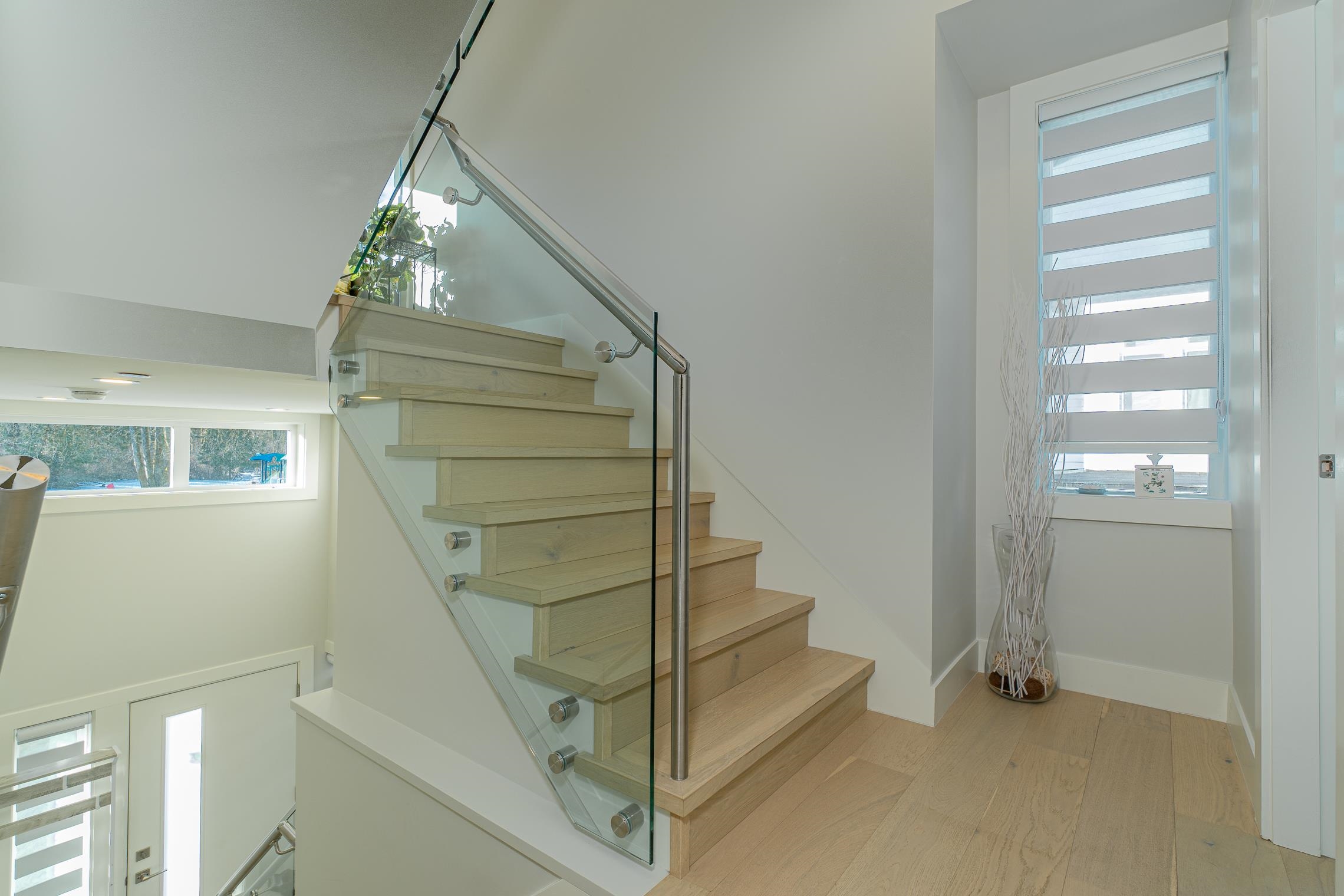 Listing image of 8 933 PREMIER STREET