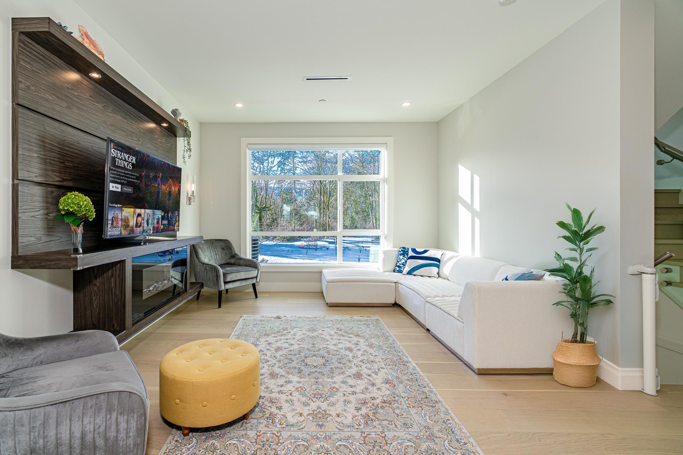 Listing image of 8 933 PREMIER STREET