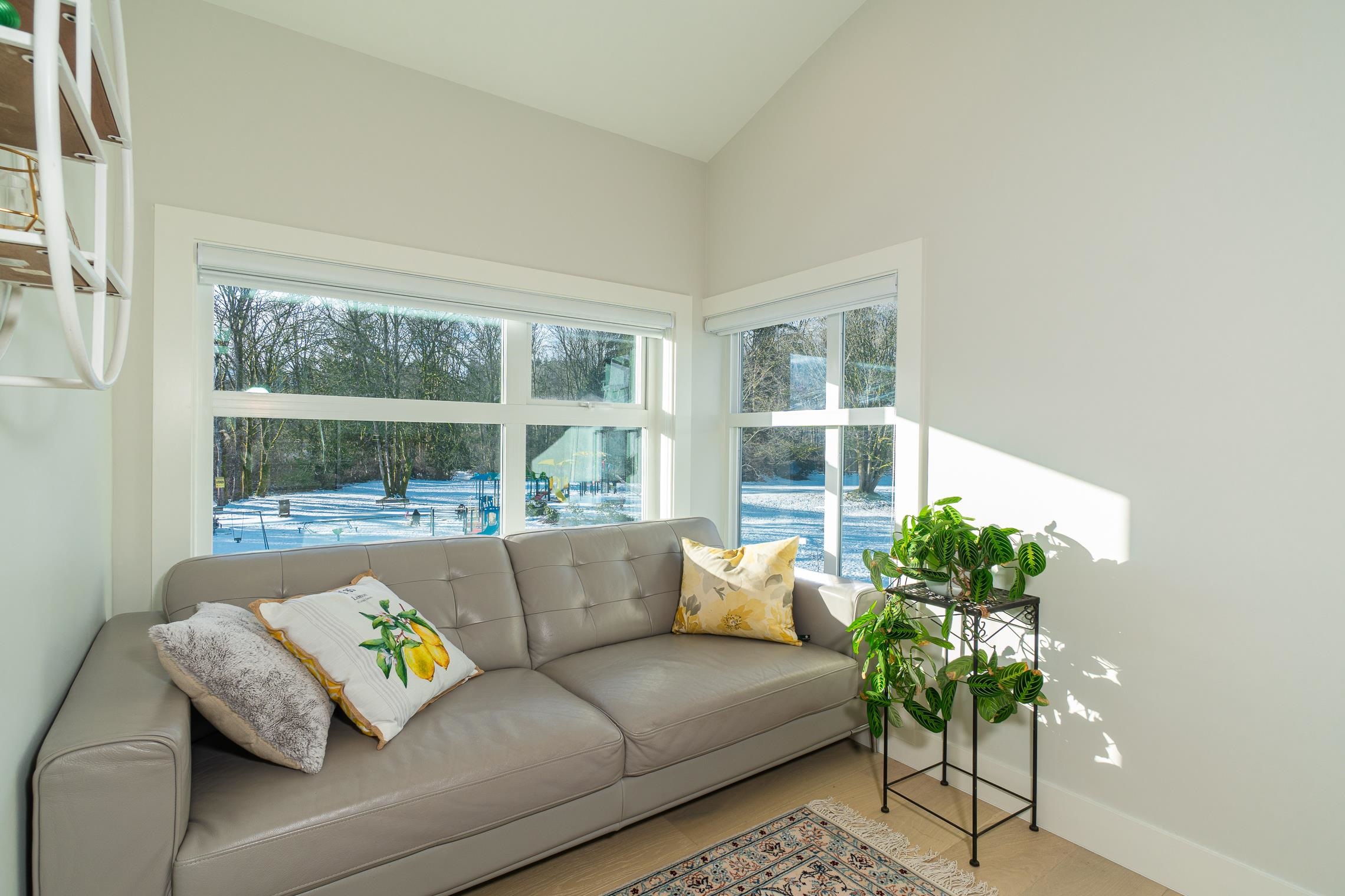 Listing image of 8 933 PREMIER STREET