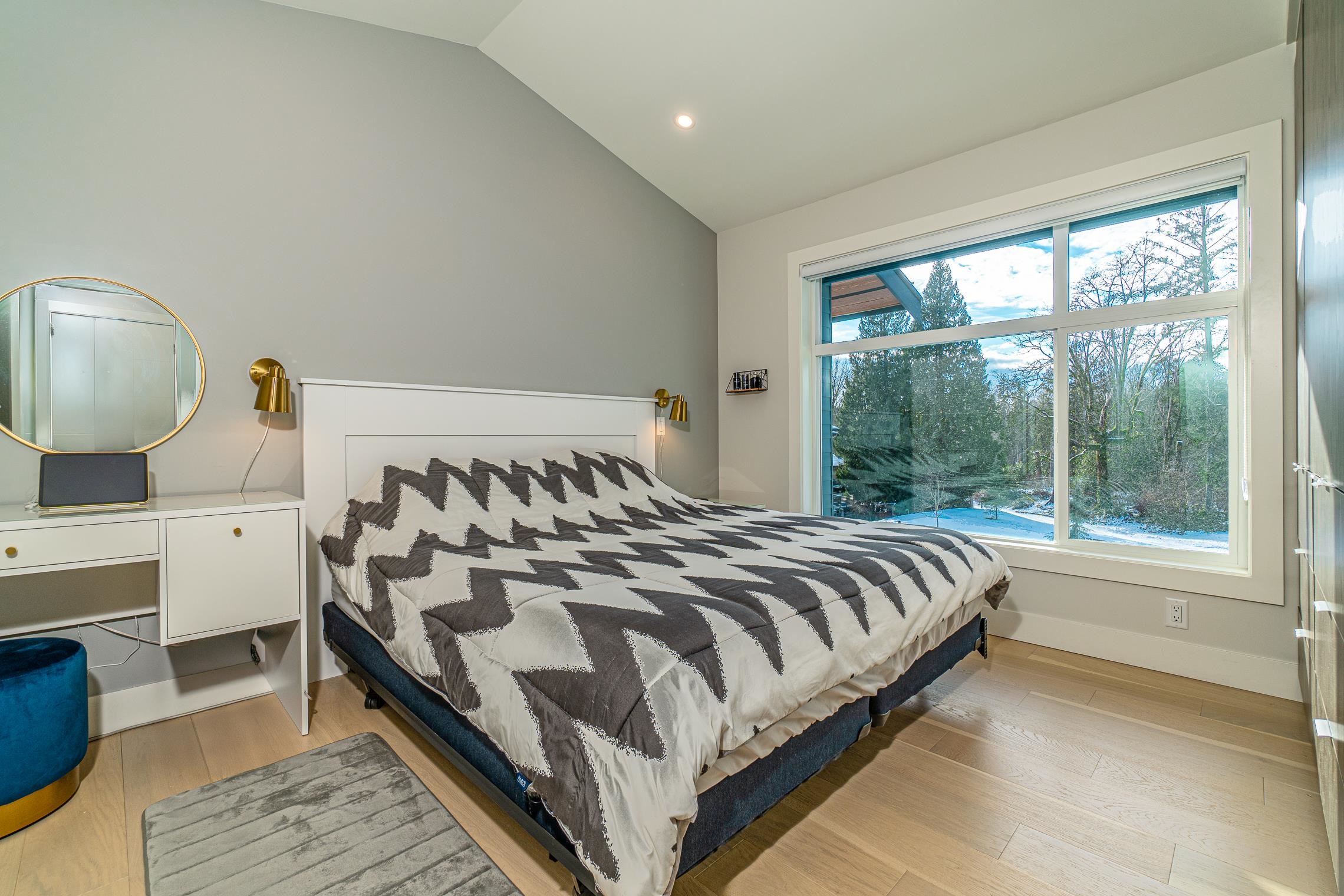 Listing image of 8 933 PREMIER STREET