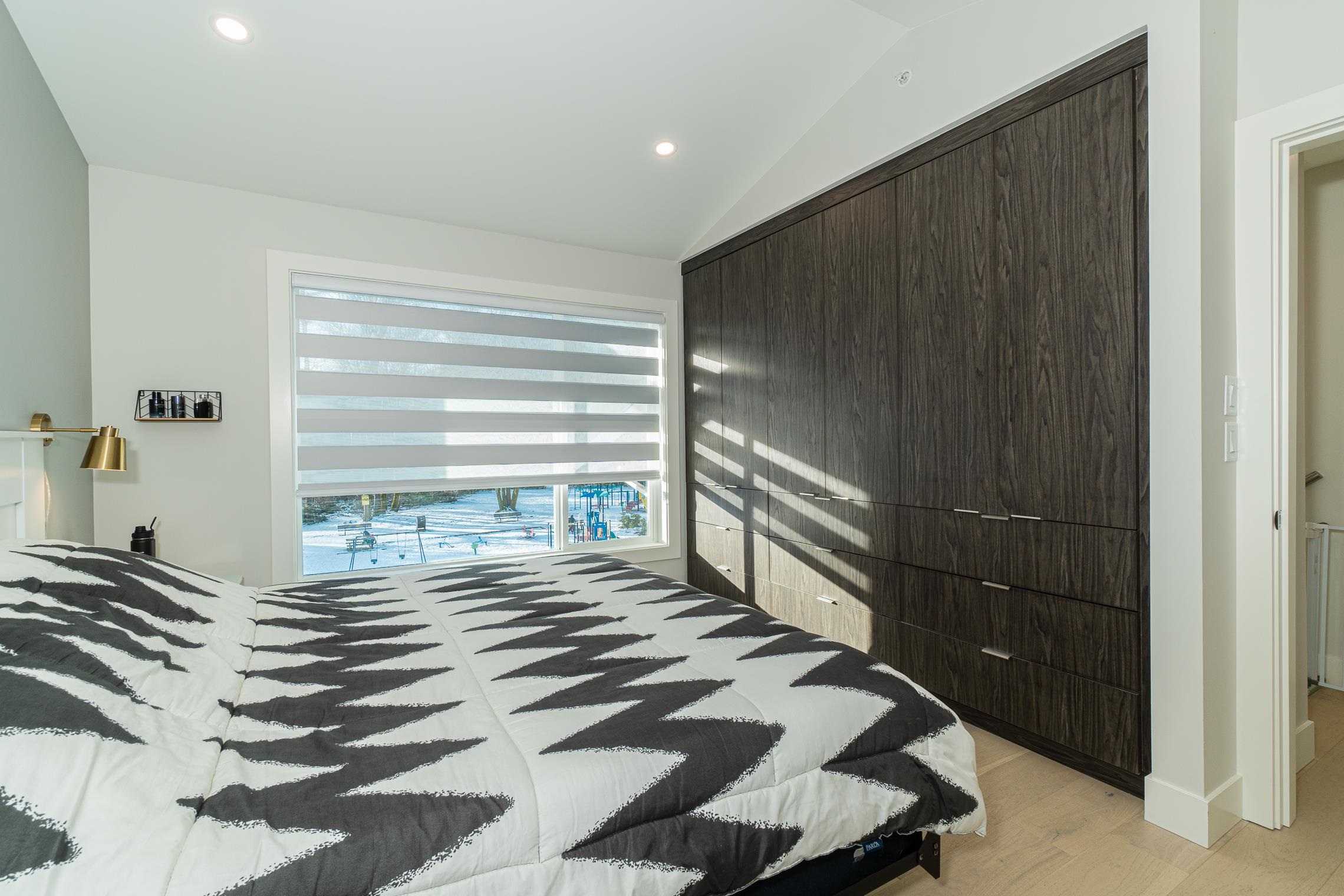 Listing image of 8 933 PREMIER STREET