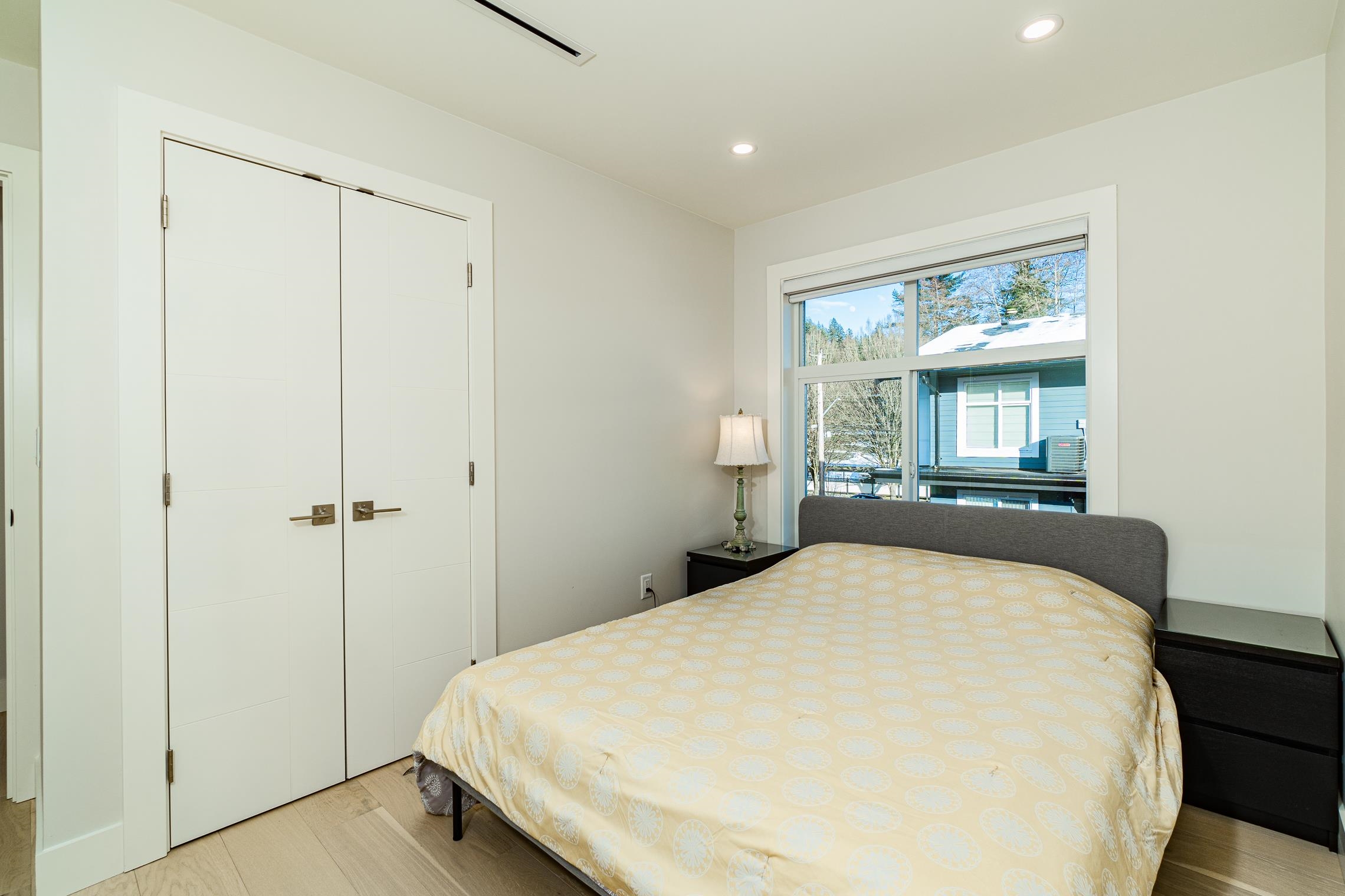 Listing image of 8 933 PREMIER STREET