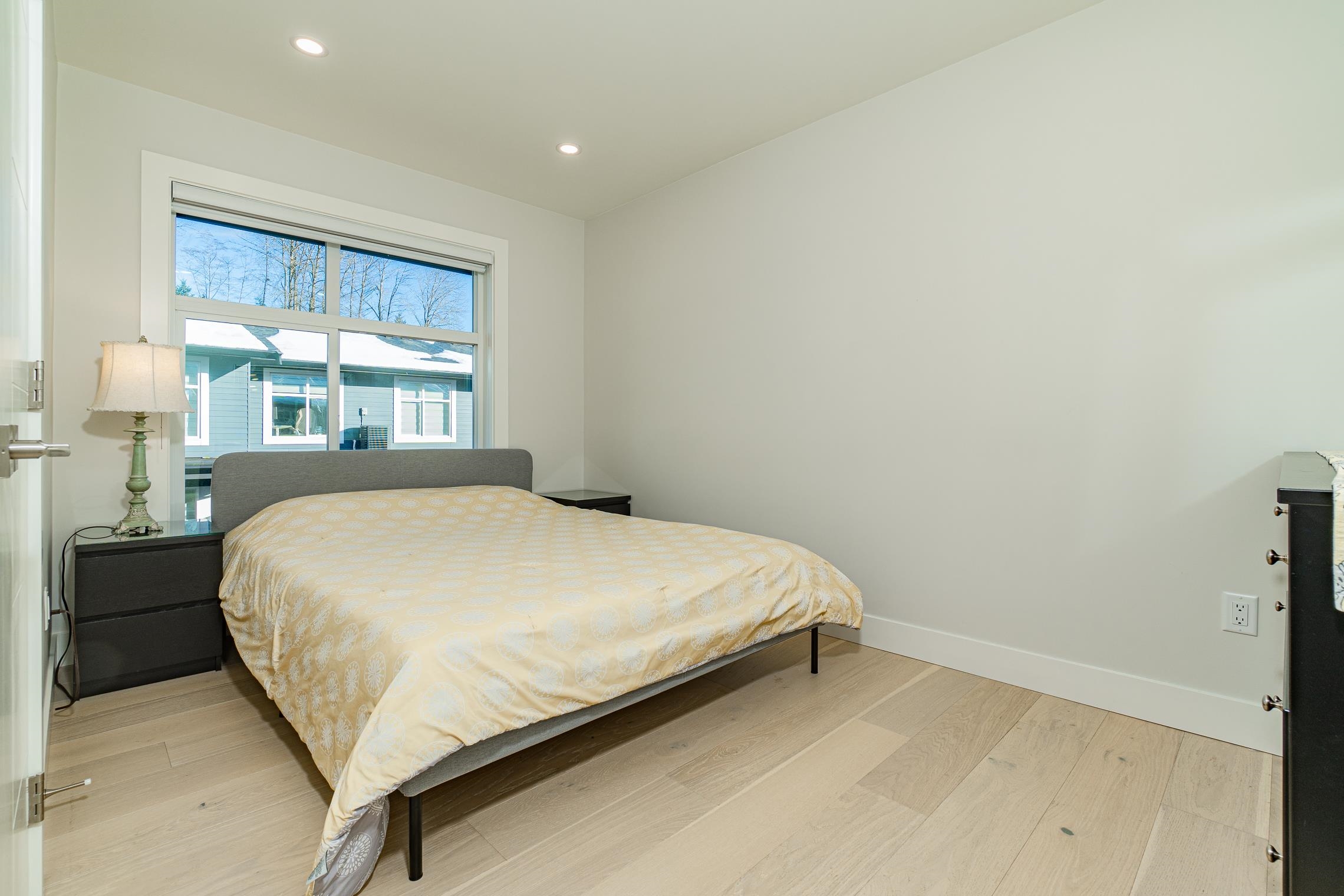 Listing image of 8 933 PREMIER STREET