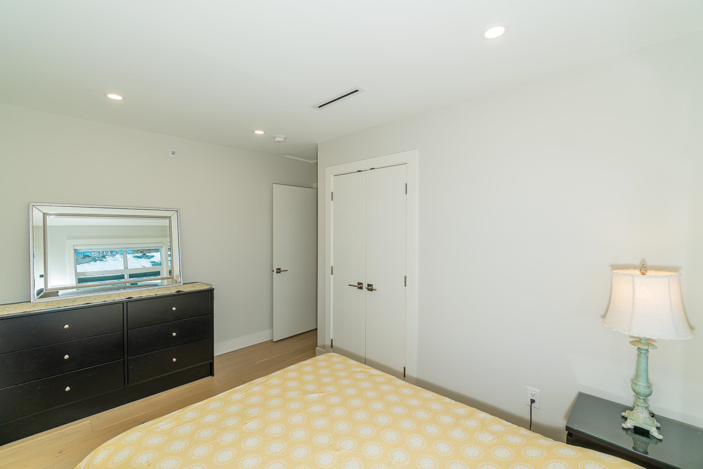 Listing image of 8 933 PREMIER STREET