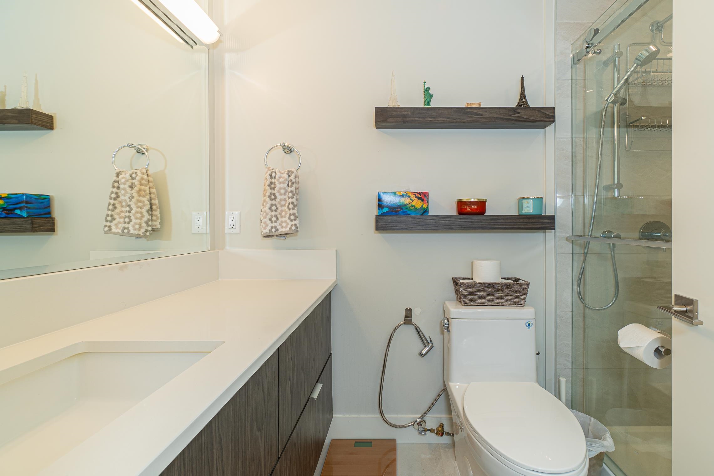 Listing image of 8 933 PREMIER STREET