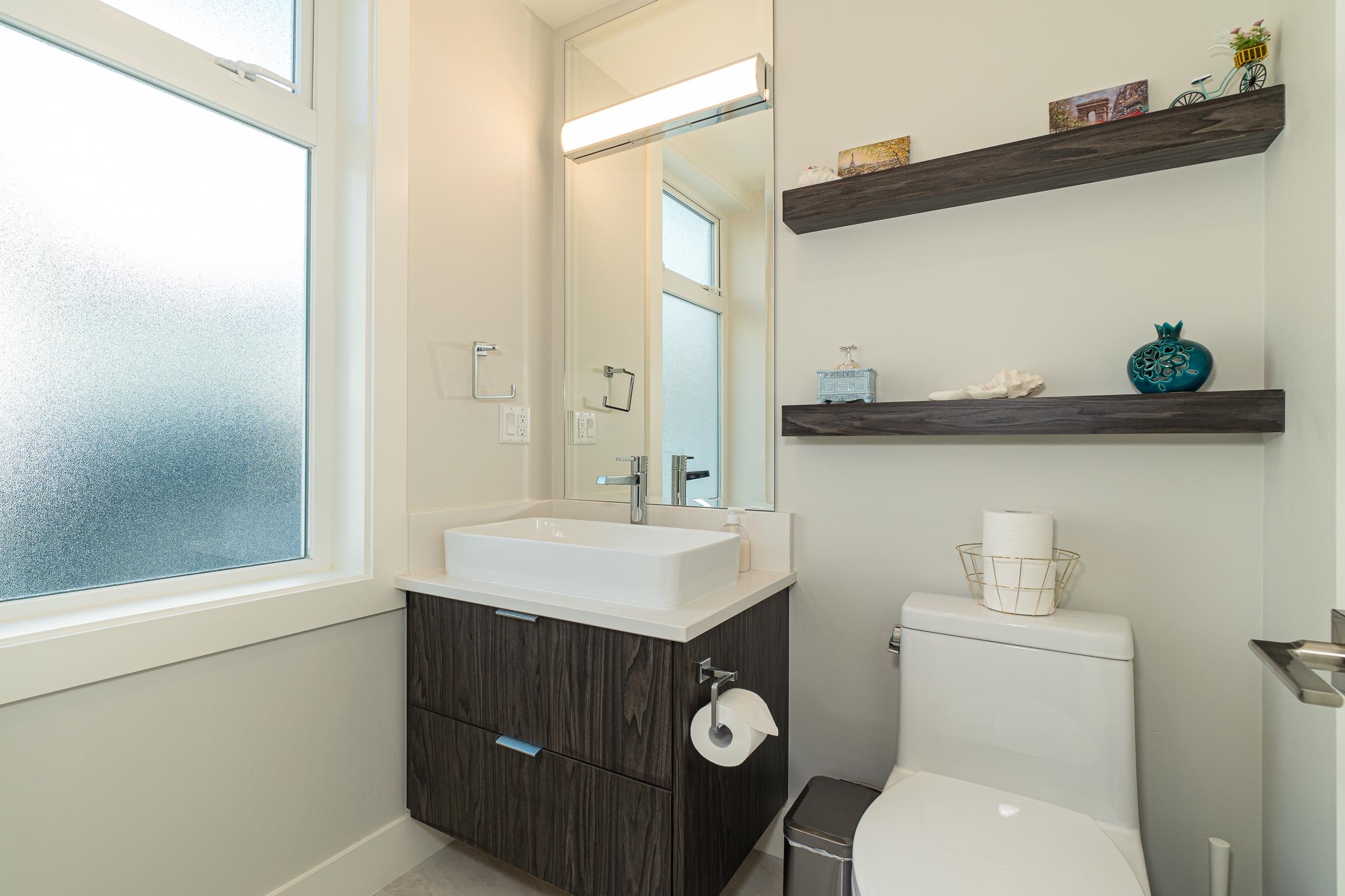 Listing image of 8 933 PREMIER STREET