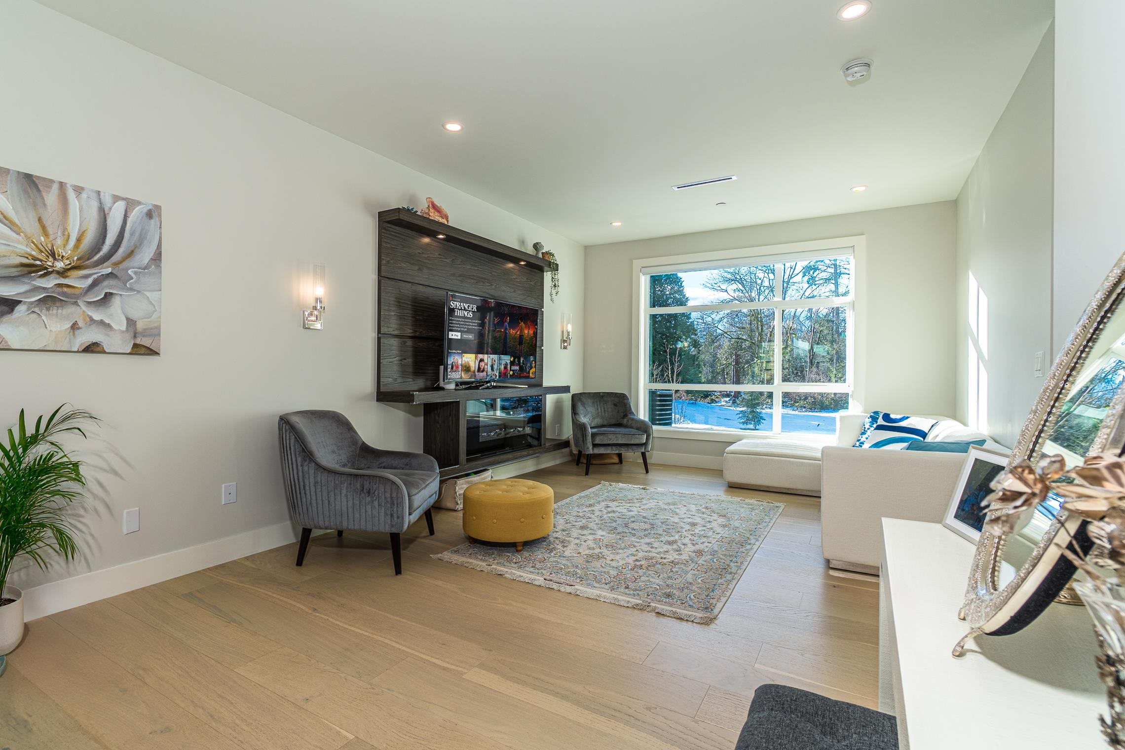 Listing image of 8 933 PREMIER STREET