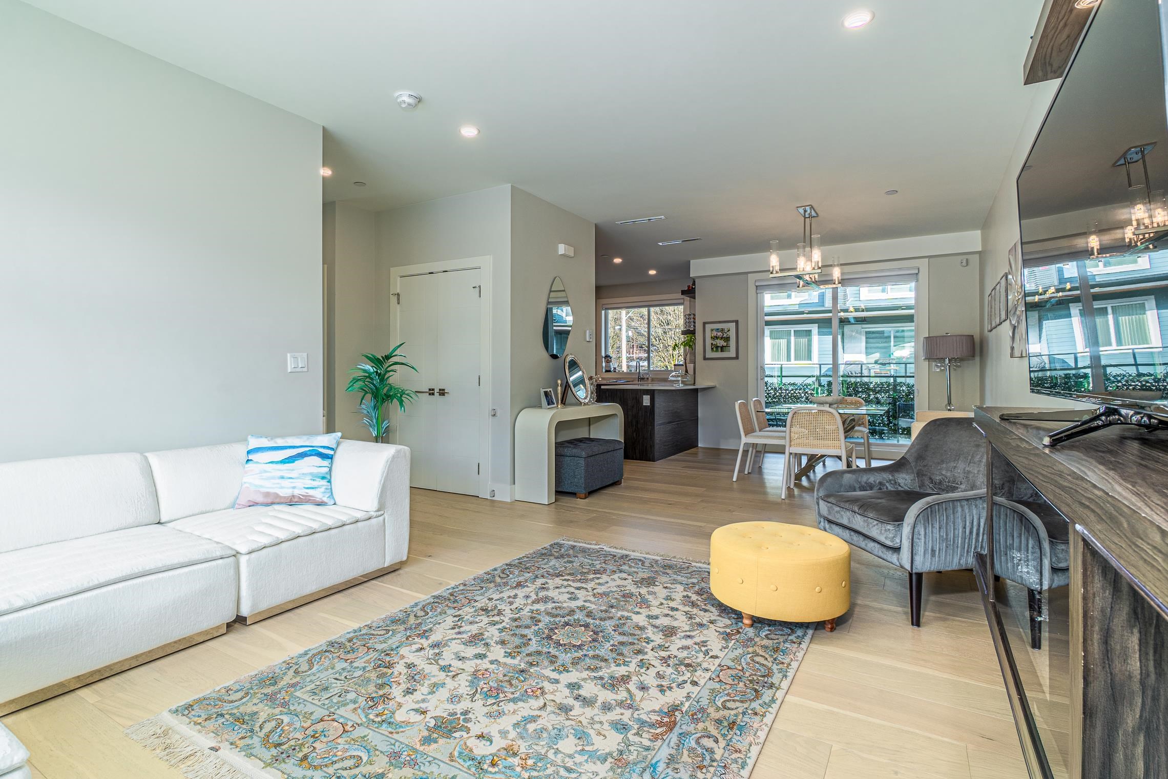 Listing image of 8 933 PREMIER STREET