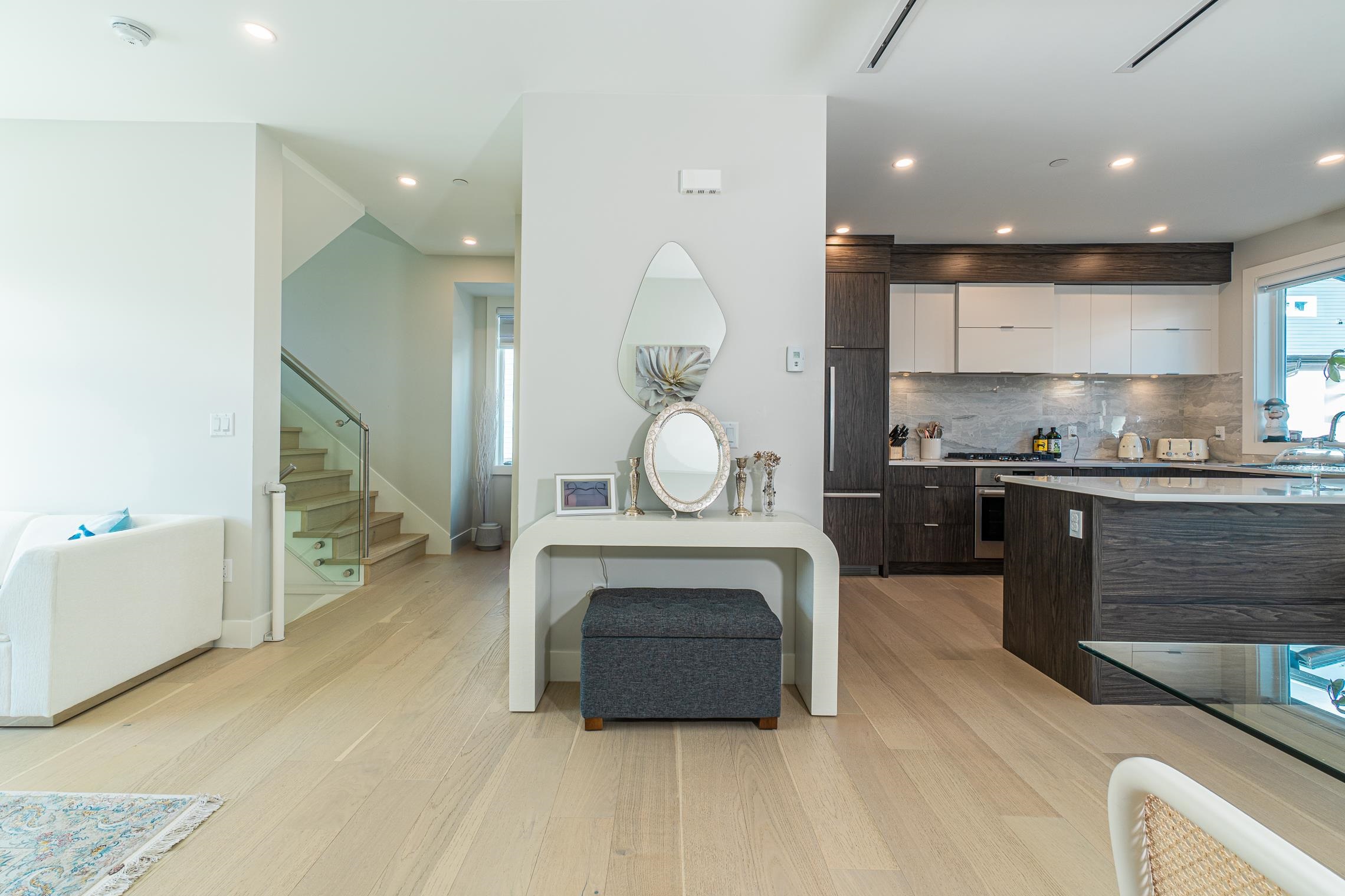 Listing image of 8 933 PREMIER STREET