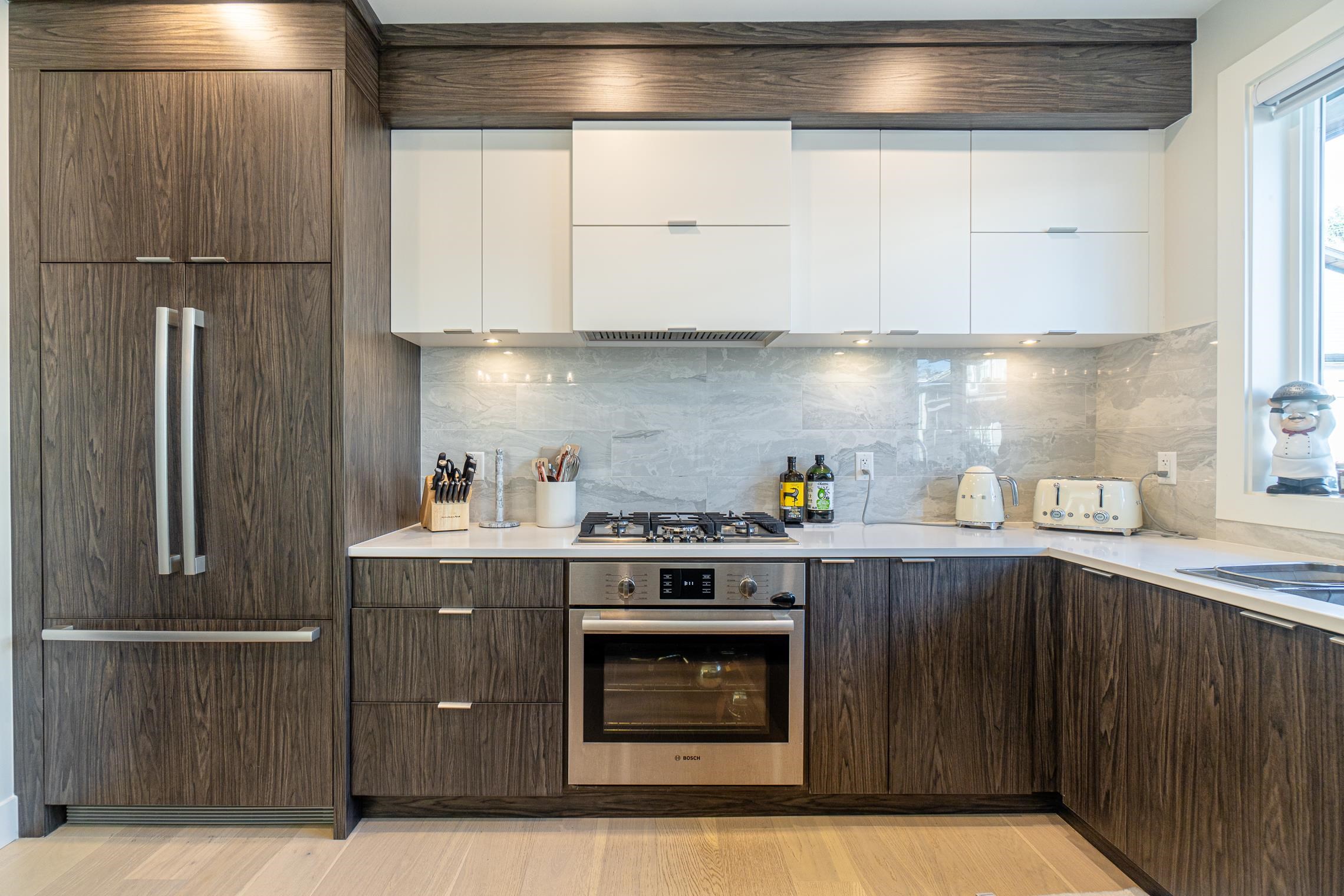 Listing image of 8 933 PREMIER STREET