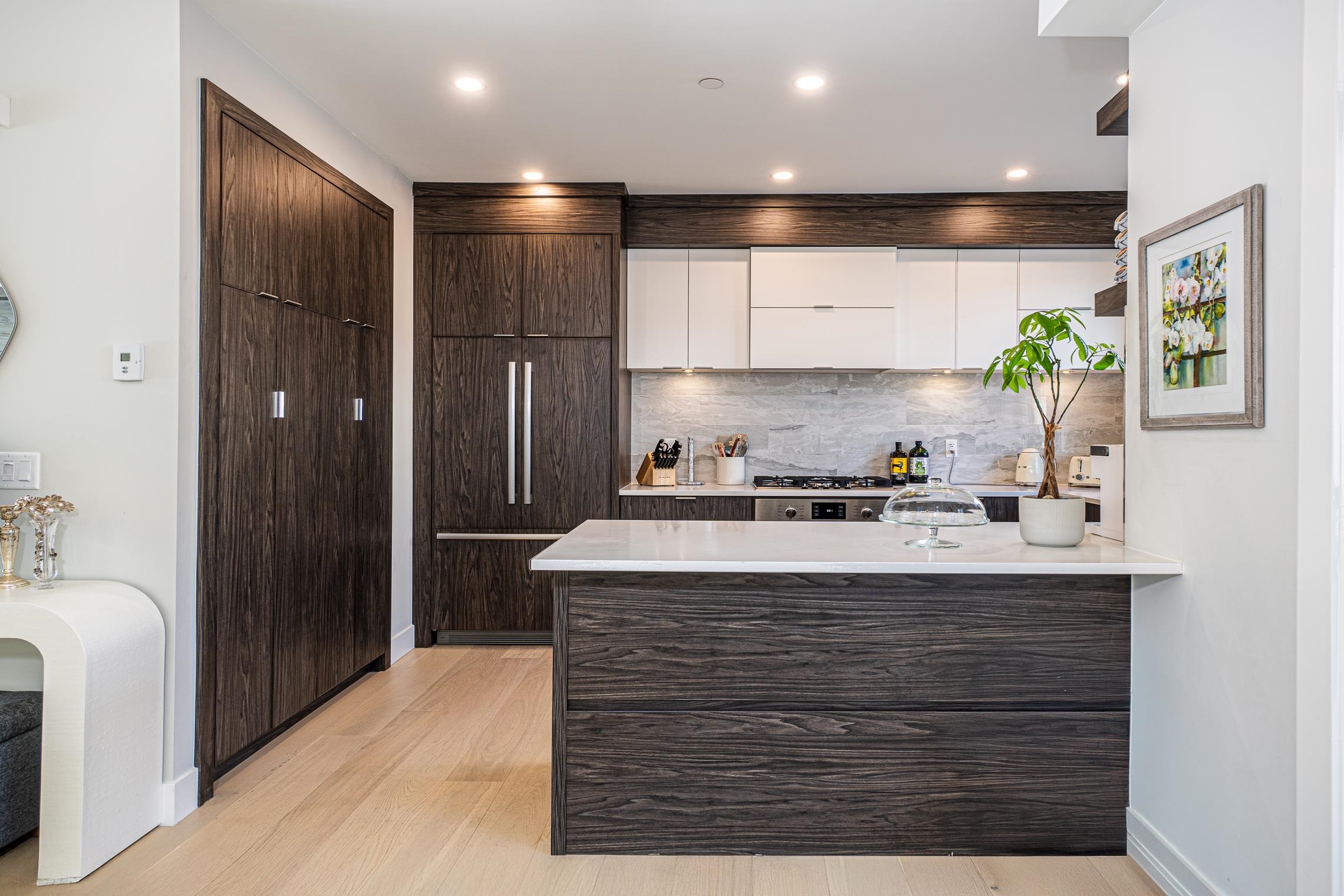 Listing image of 8 933 PREMIER STREET