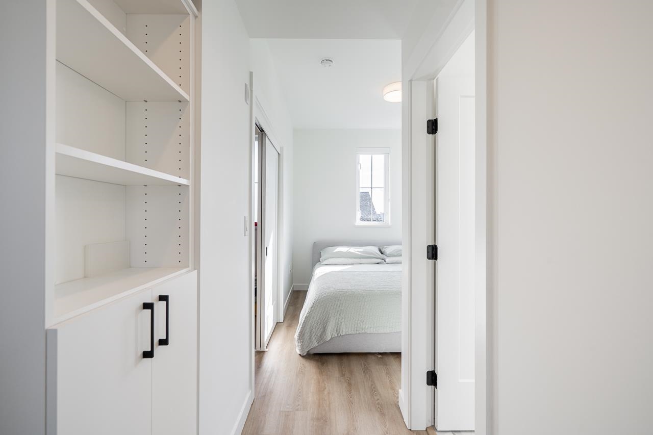 Listing image of 13 237 RIDGEWAY AVENUE