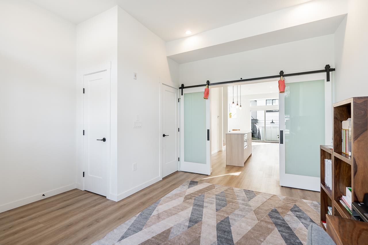 Listing image of 13 237 RIDGEWAY AVENUE