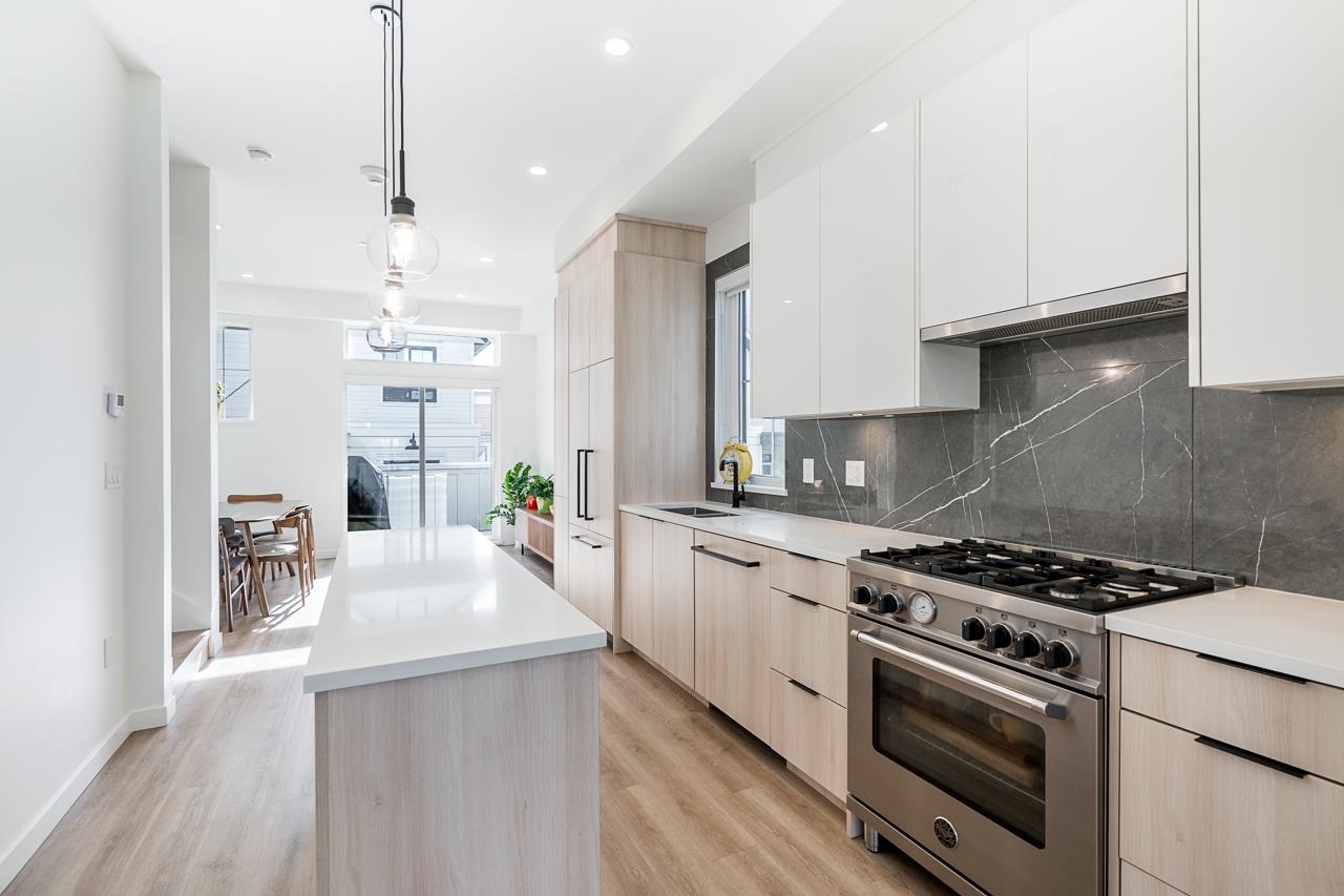 Listing image of 13 237 RIDGEWAY AVENUE