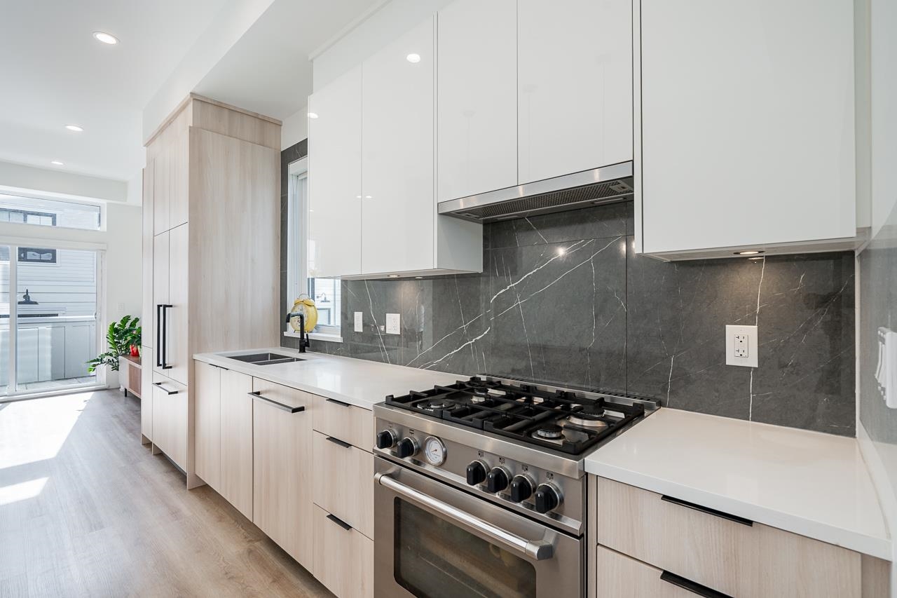Listing image of 13 237 RIDGEWAY AVENUE