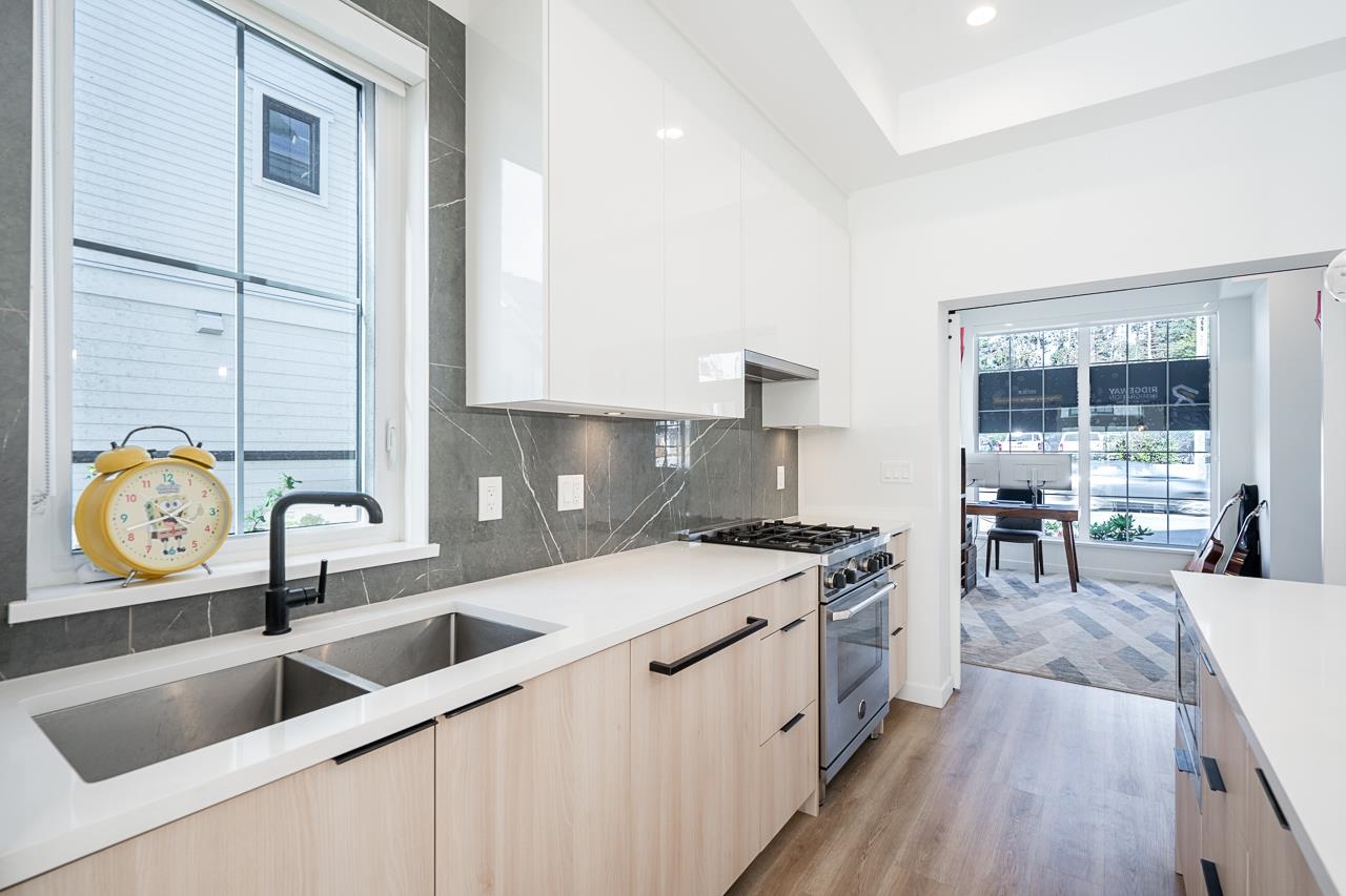 Listing image of 13 237 RIDGEWAY AVENUE