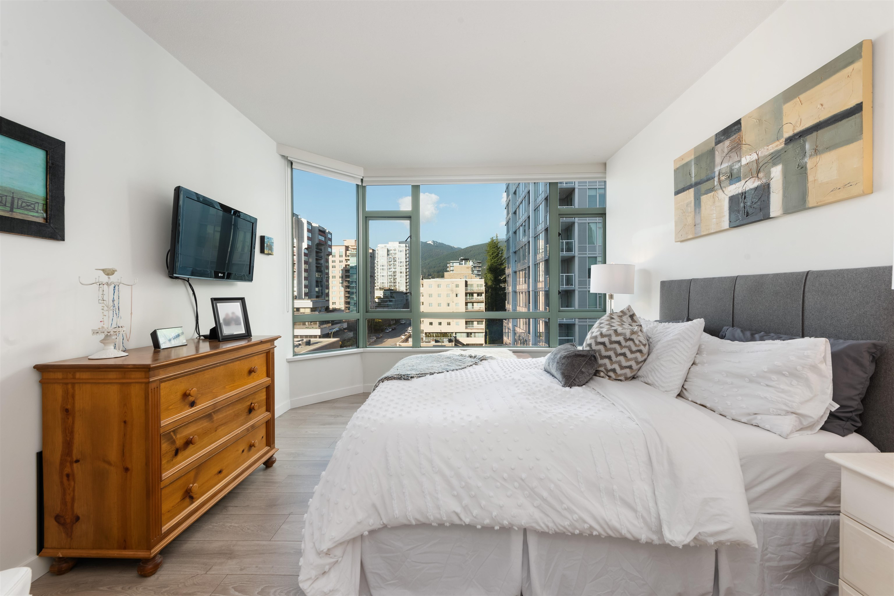 Listing image of 705 140 E 14TH STREET