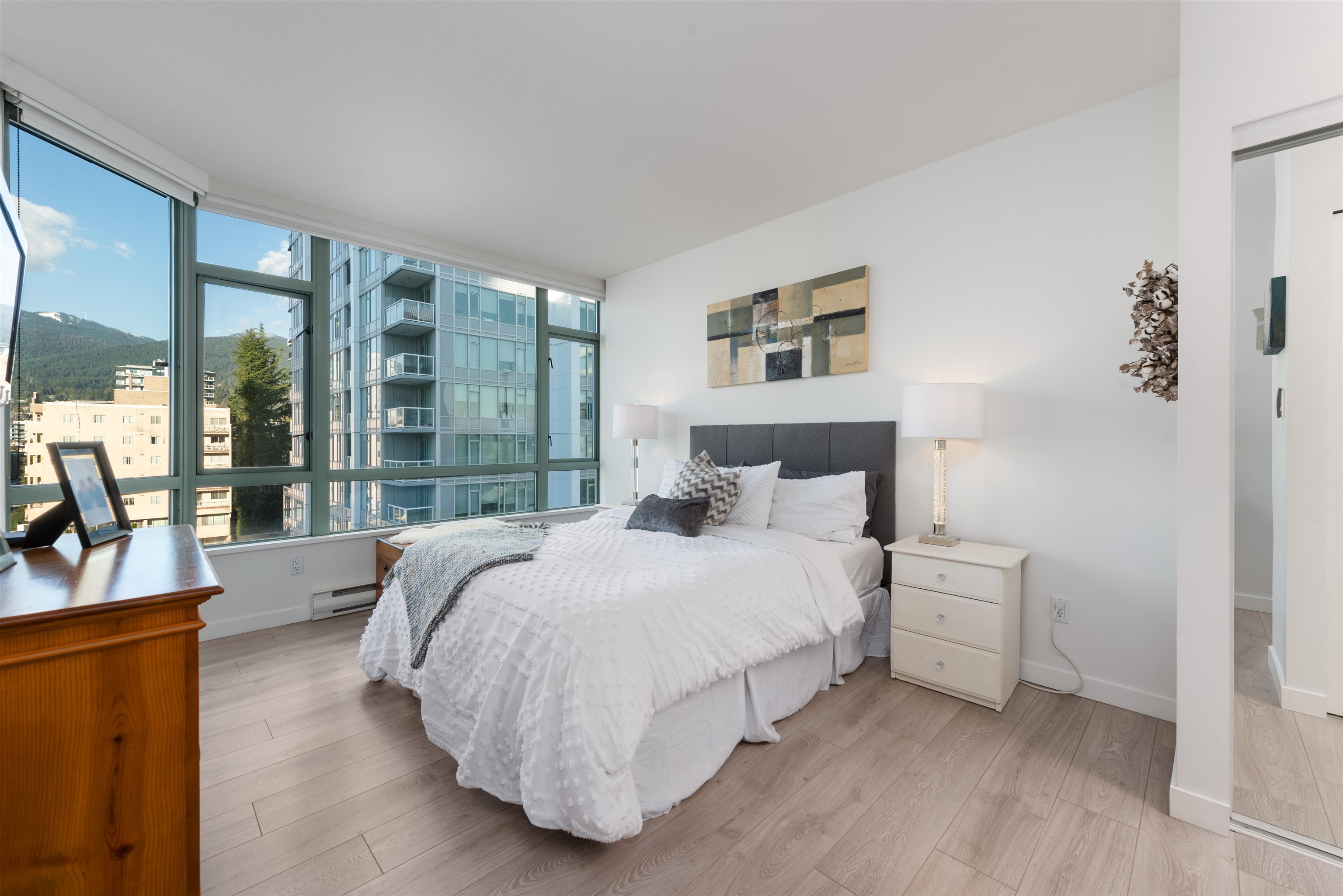 Listing image of 705 140 E 14TH STREET