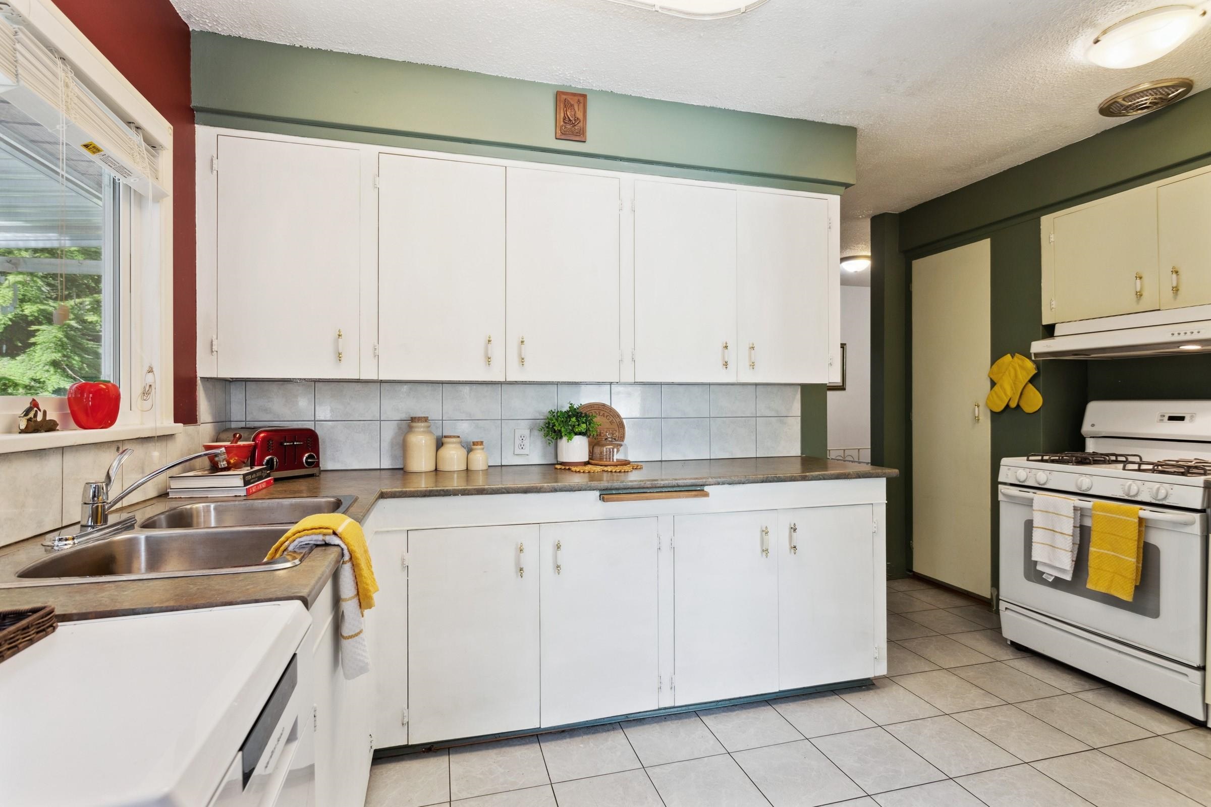 Listing image of 4559 UNDERWOOD AVENUE