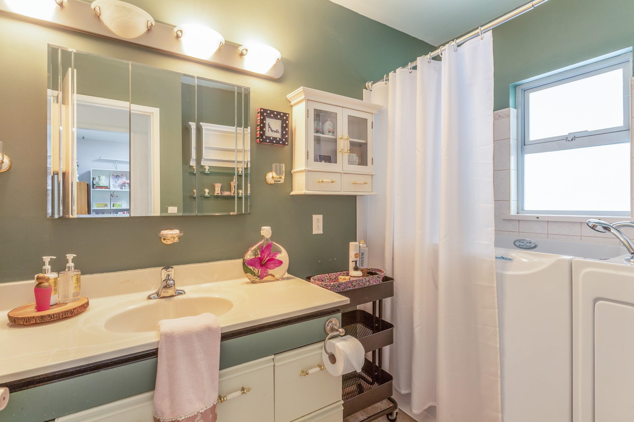 Listing image of 4559 UNDERWOOD AVENUE