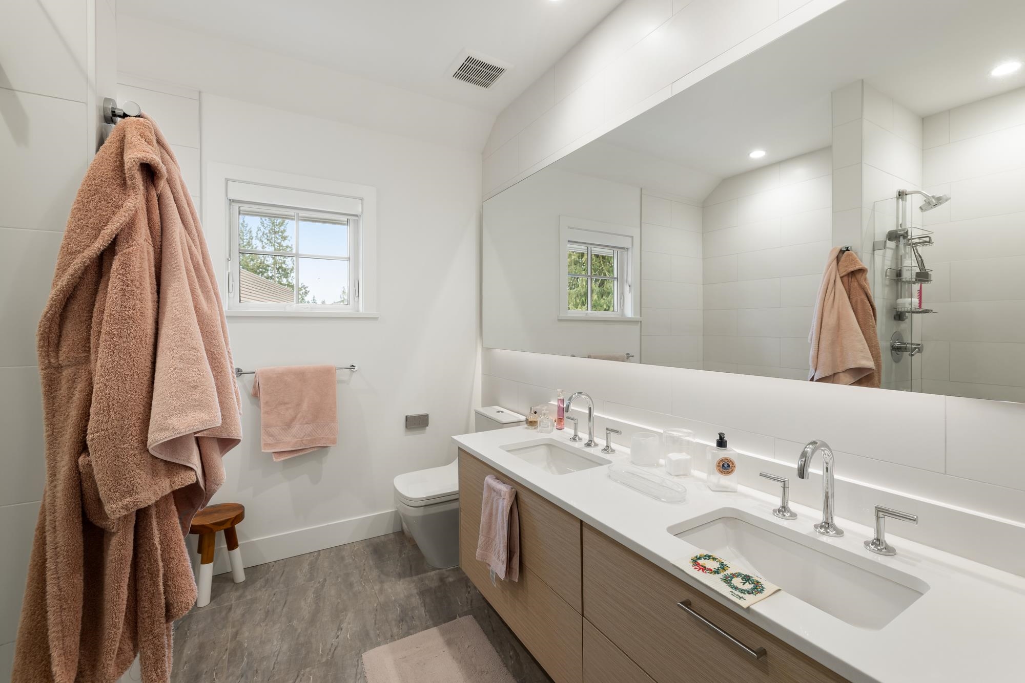 Listing image of 15 1133 RIDGEWOOD DRIVE