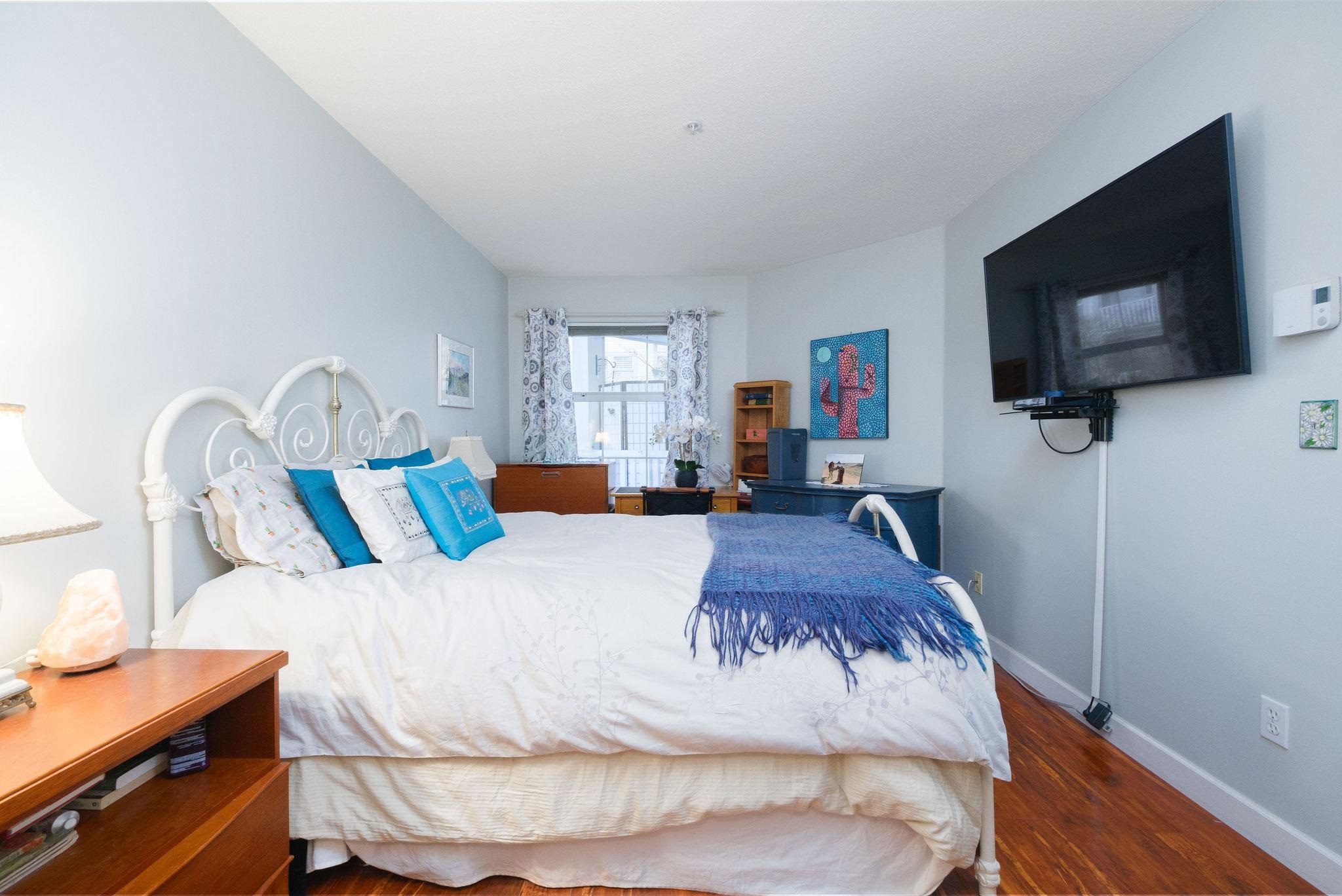 Listing image of 215 147 E 1ST STREET STREET