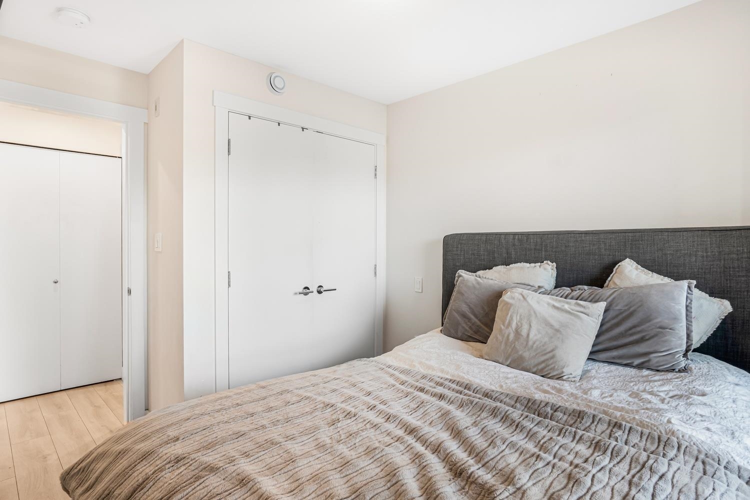 Listing image of 409 1519 CROWN STREET