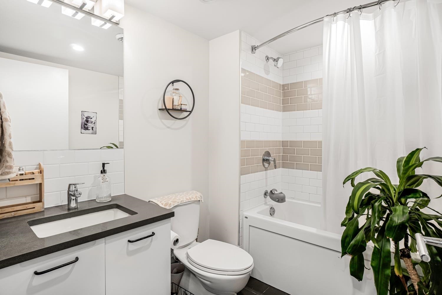 Listing image of 409 1519 CROWN STREET