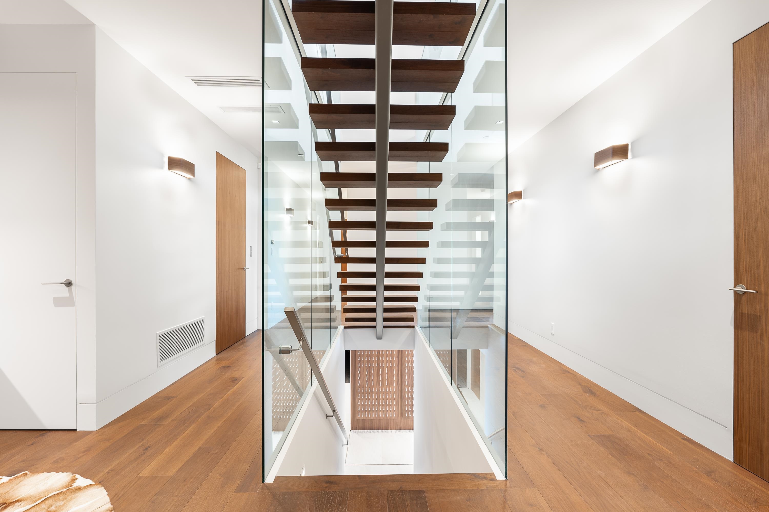 Listing image of 535 CRAIGMOHR DRIVE