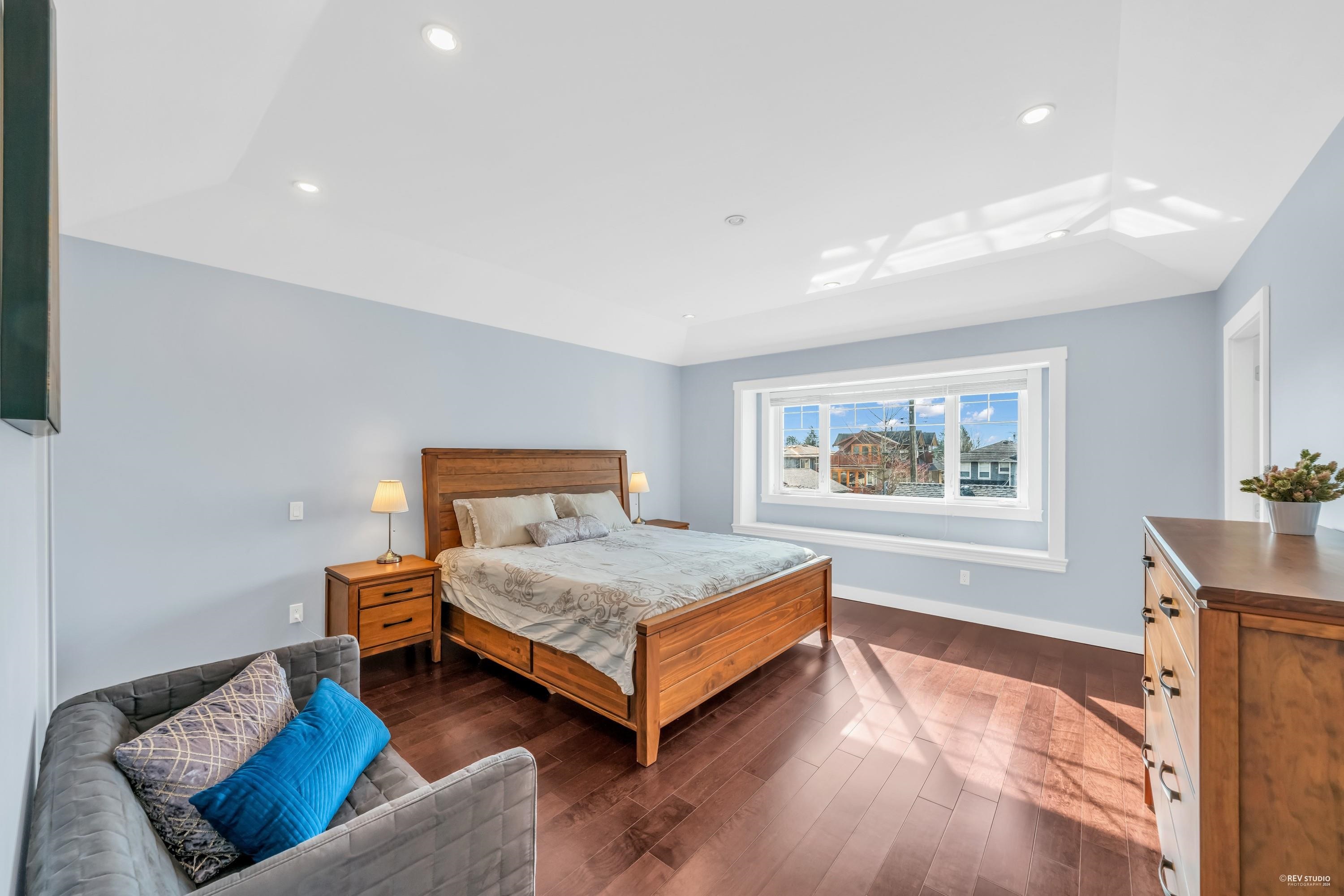 Listing image of 337 E 17TH STREET