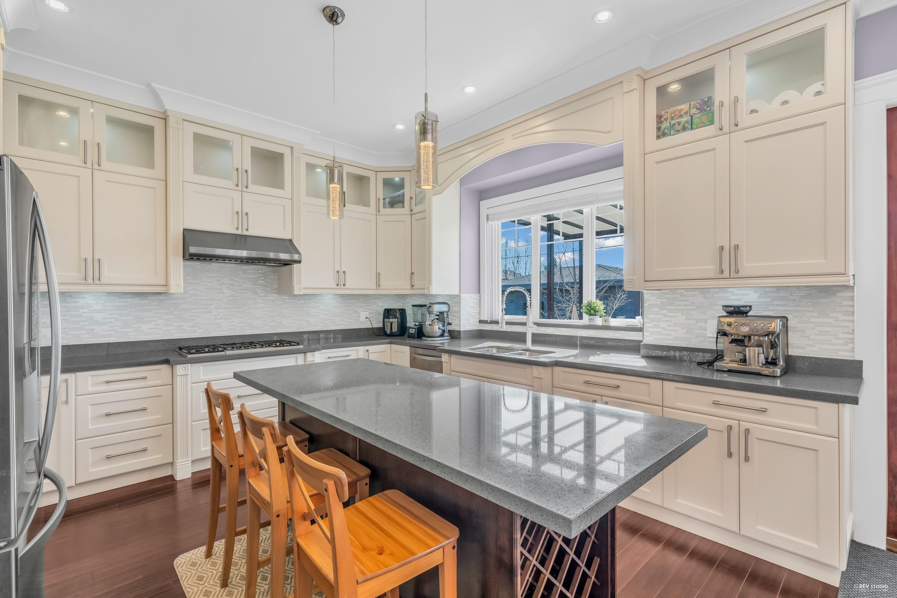 Listing image of 337 E 17TH STREET