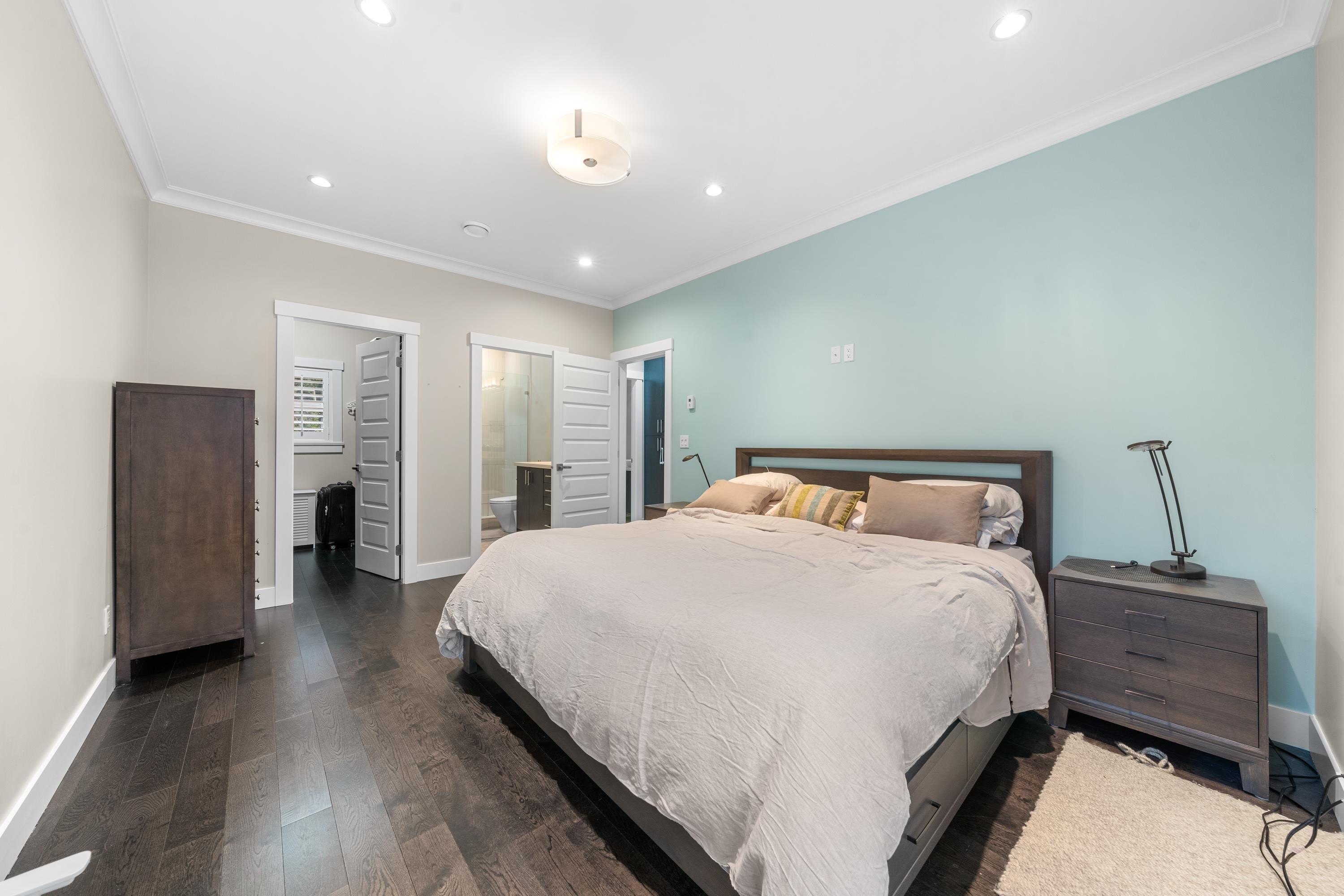 Listing image of 415 W 16TH STREET