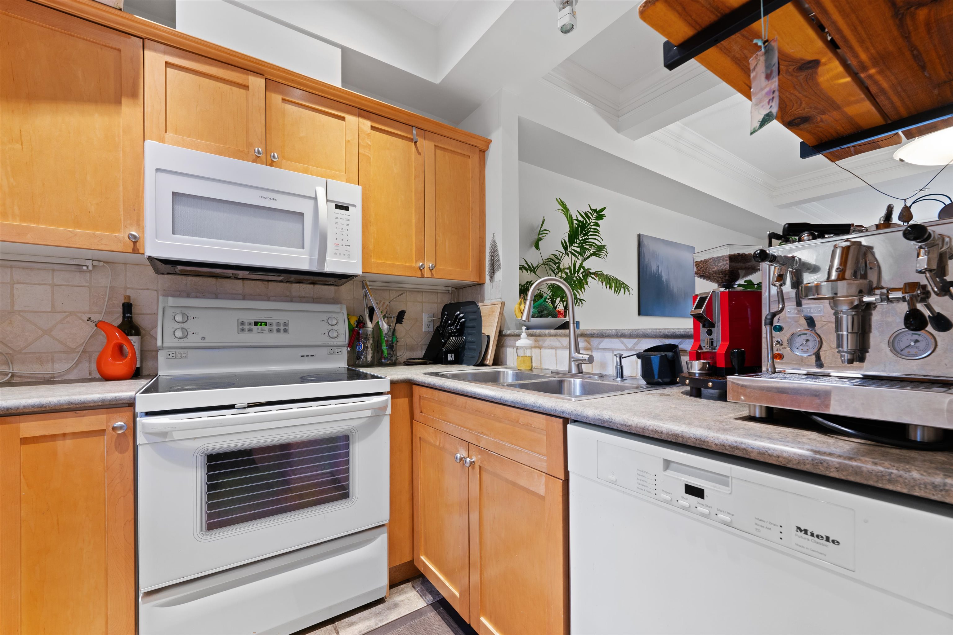 Listing image of 6 2688 MOUNTAIN HIGHWAY