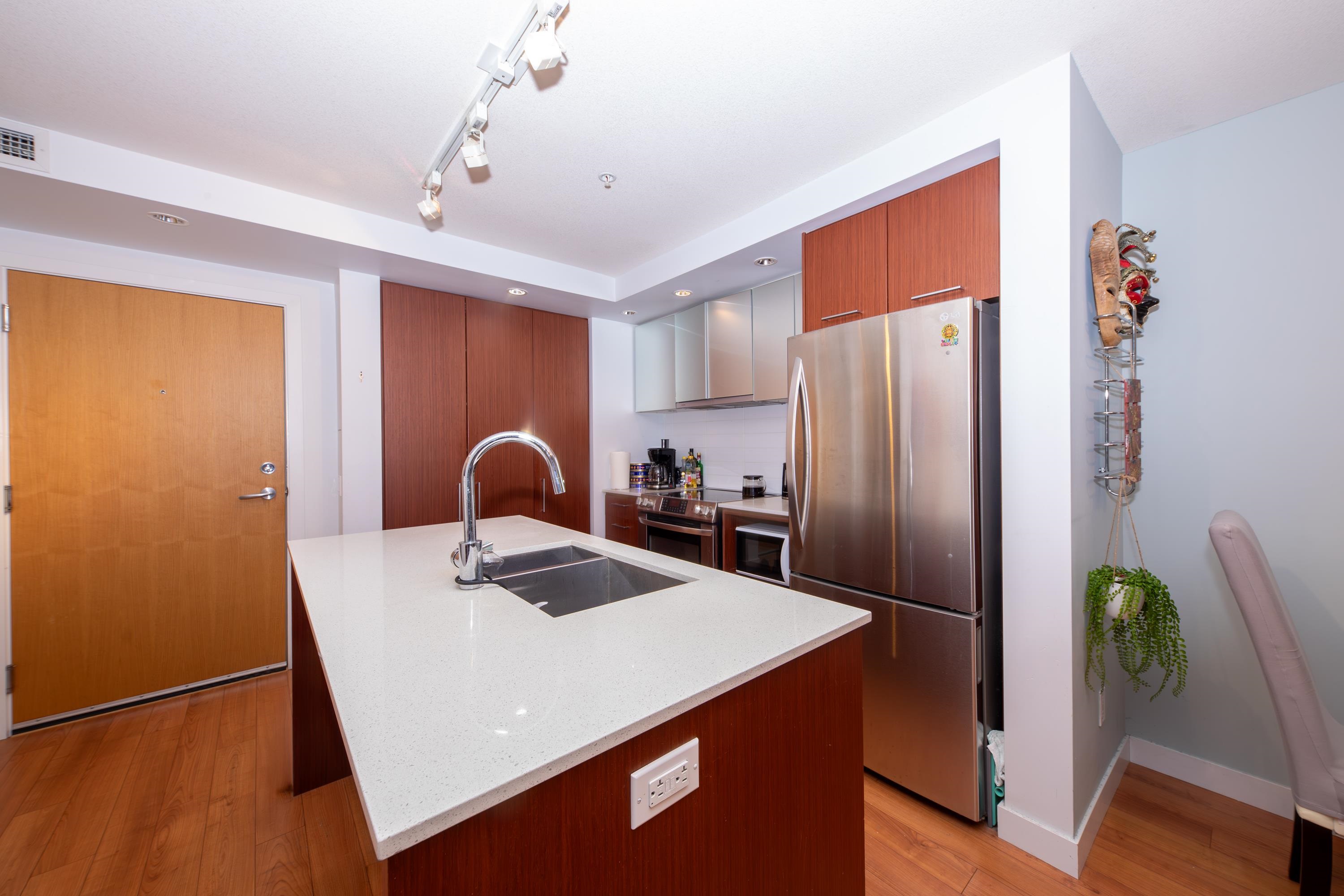 Listing image of 414 221 E 3RD STREET