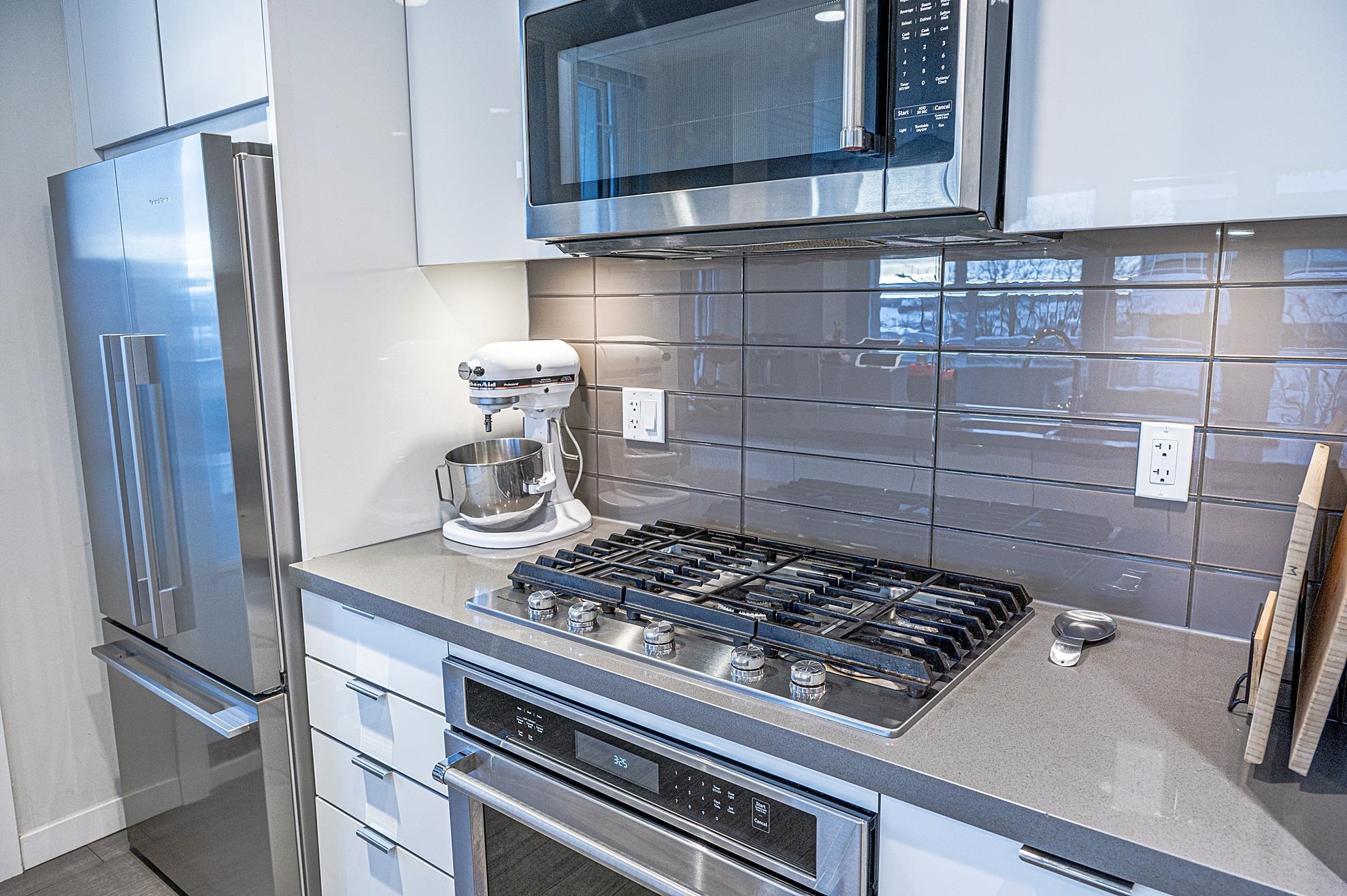 Listing image of 107 277 W 1ST STREET
