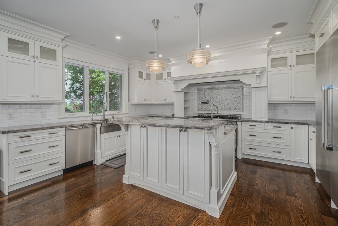 Listing image of 2638 QUEENS AVENUE