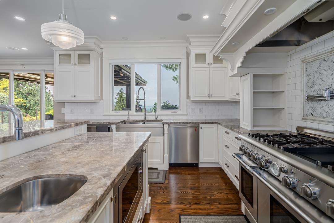 Listing image of 2638 QUEENS AVENUE