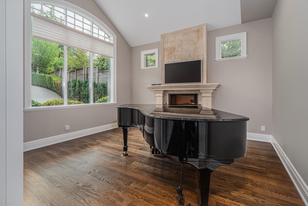 Listing image of 2638 QUEENS AVENUE