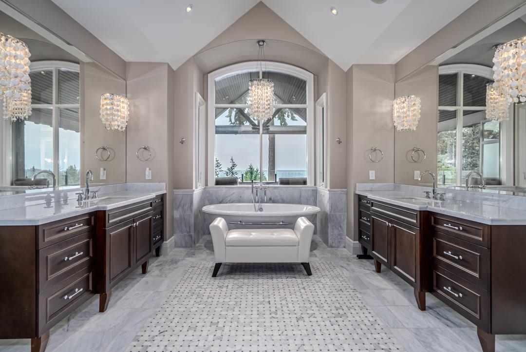 Listing image of 2638 QUEENS AVENUE