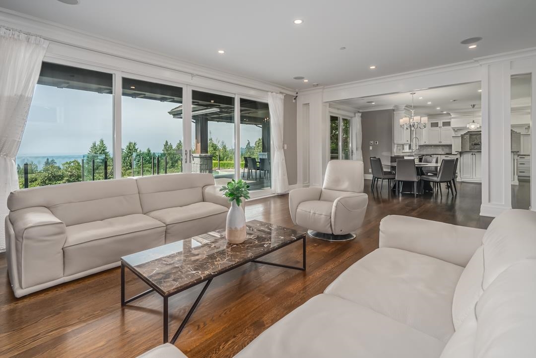 Listing image of 2638 QUEENS AVENUE
