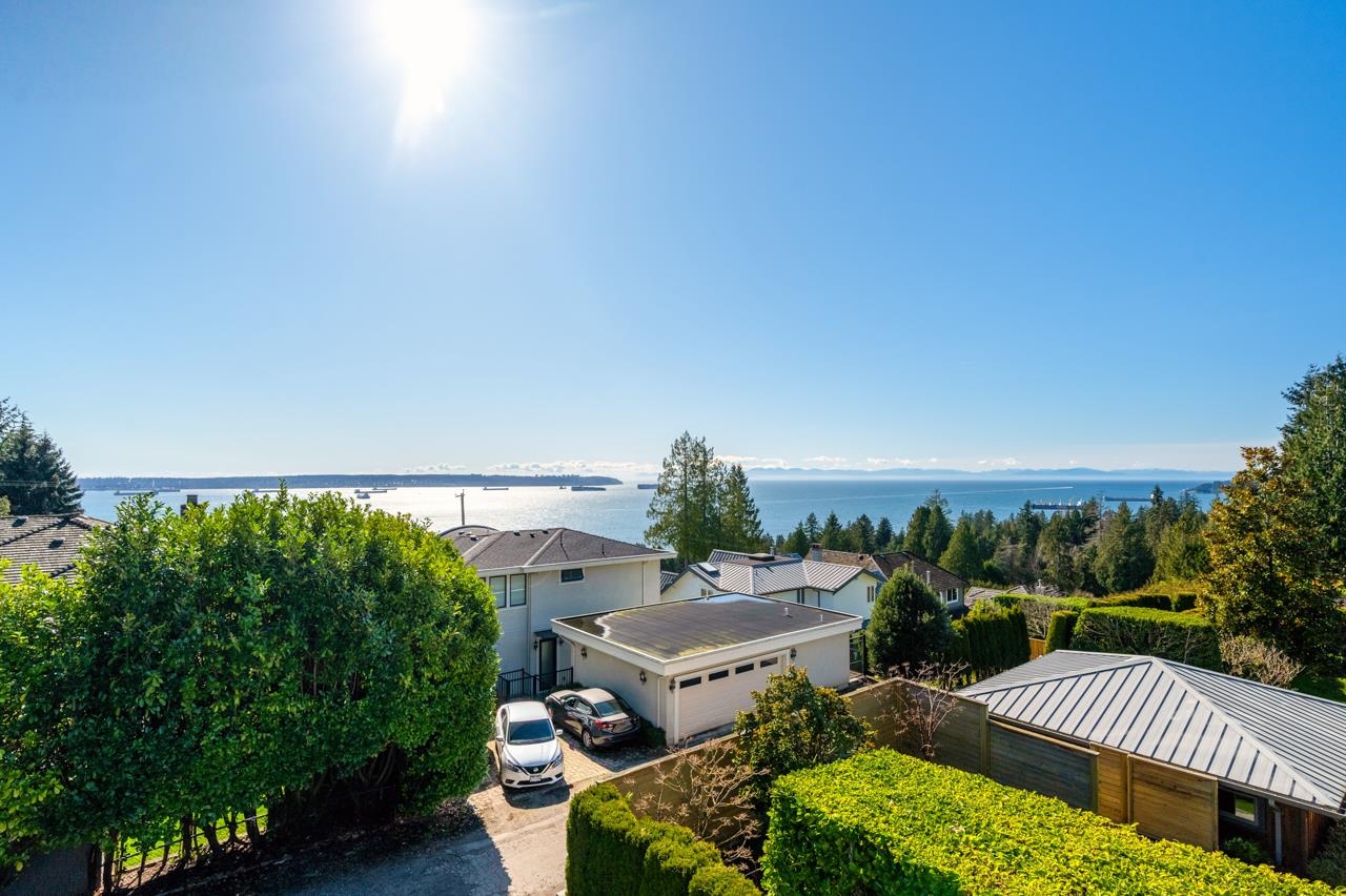 Listing image of 2616 PALMERSTON AVENUE