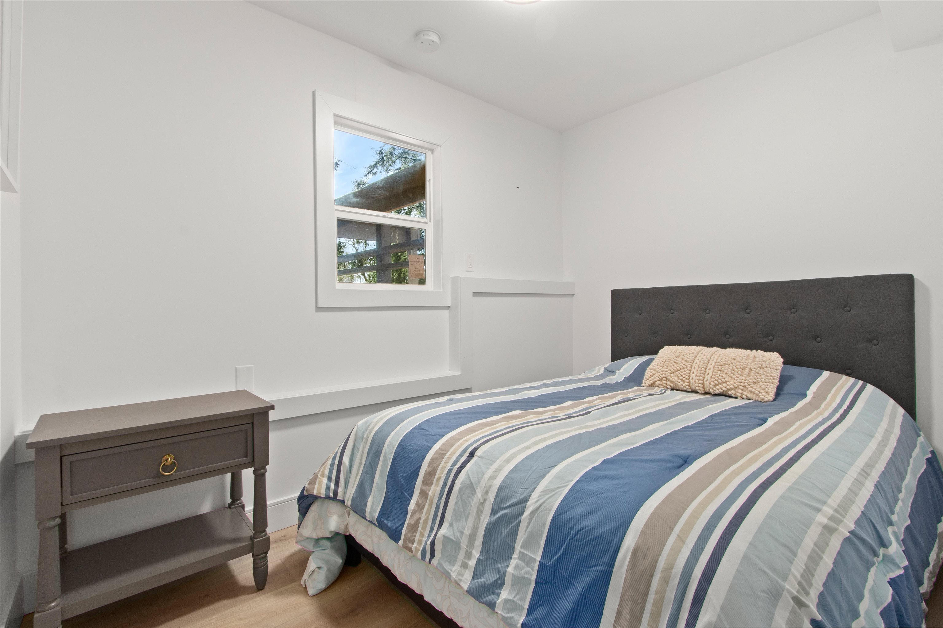 Listing image of 615 E KINGS ROAD