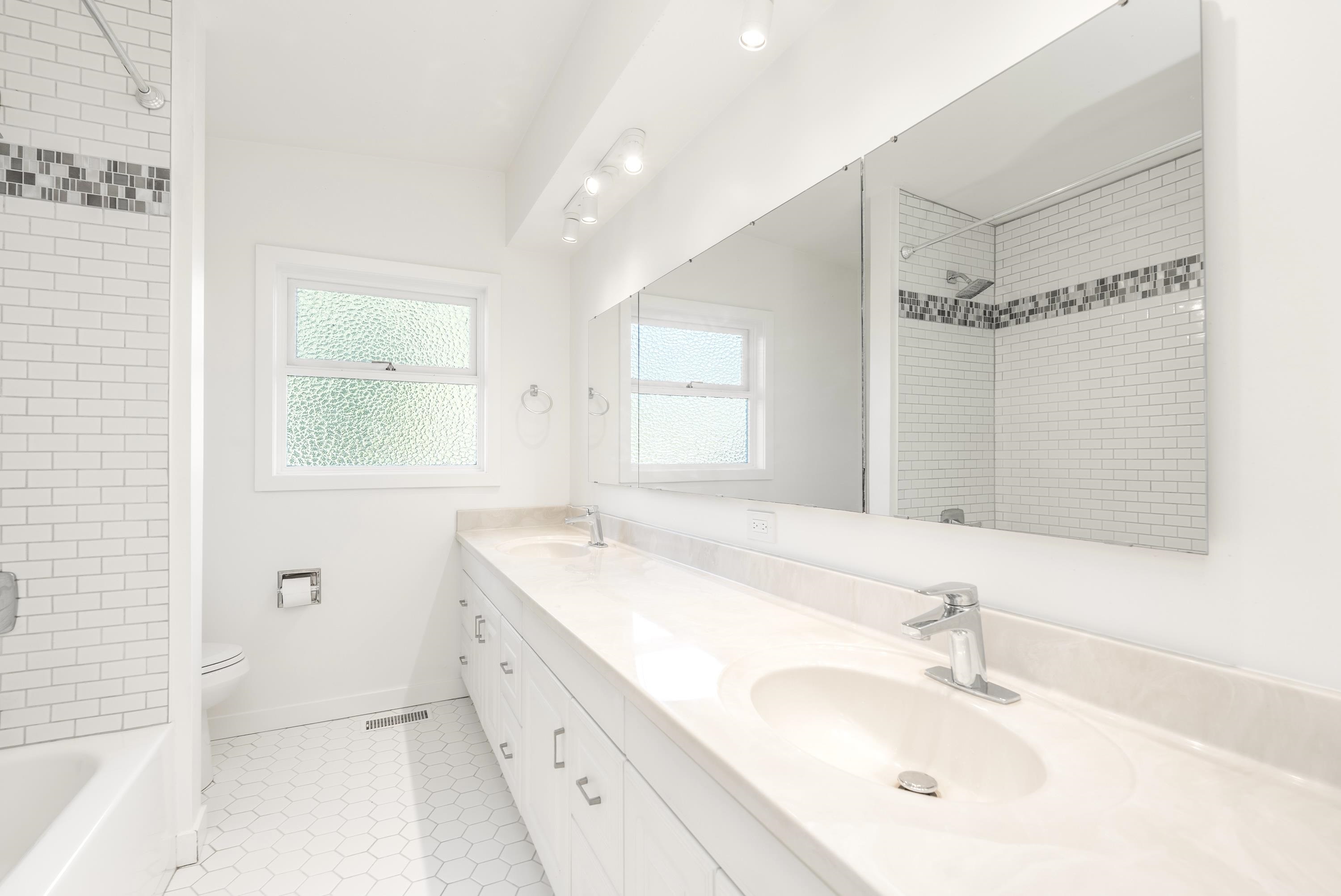 Listing image of 429 NEWLANDS ROAD