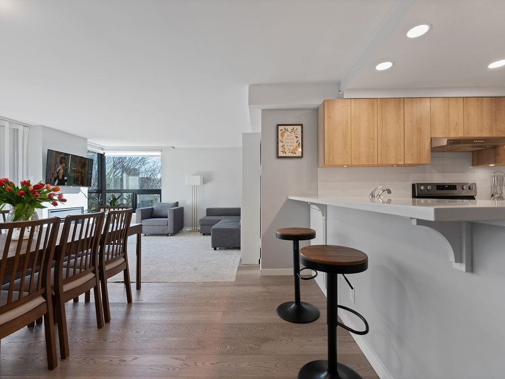 Listing image of 203 505 LONSDALE AVENUE