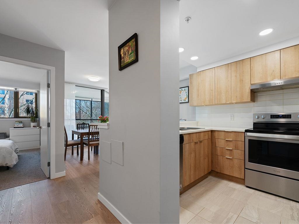 Listing image of 203 505 LONSDALE AVENUE