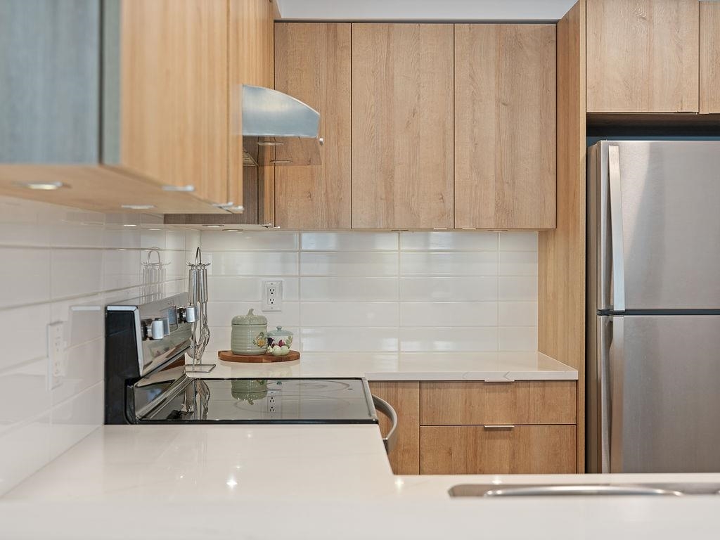 Listing image of 203 505 LONSDALE AVENUE