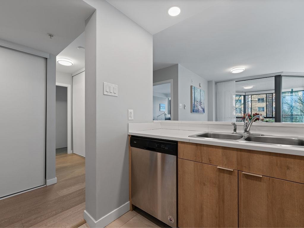 Listing image of 203 505 LONSDALE AVENUE