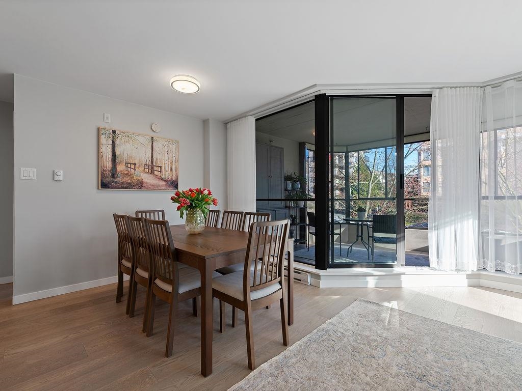 Listing image of 203 505 LONSDALE AVENUE