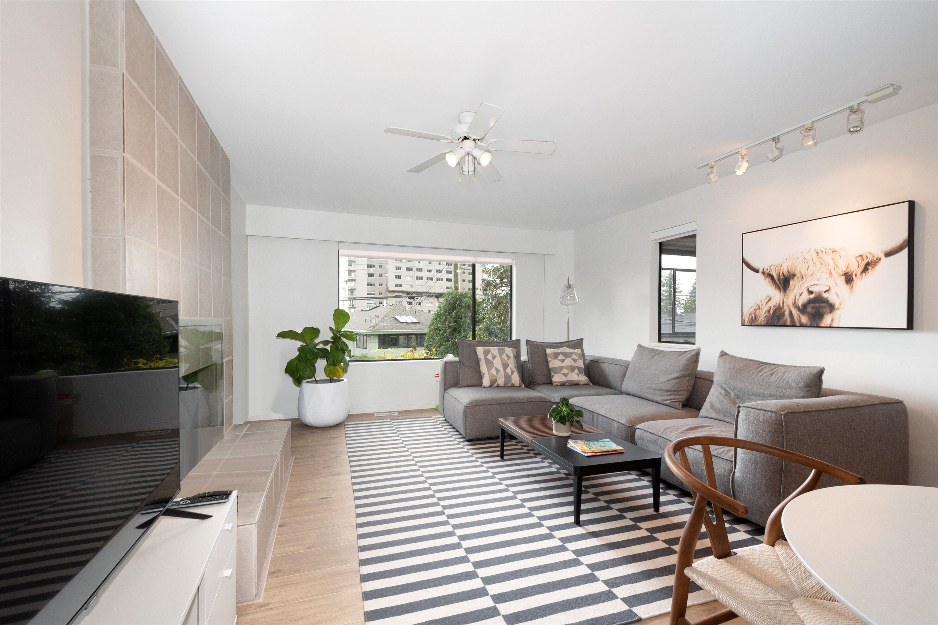 Listing image of 2364 MARINE DRIVE